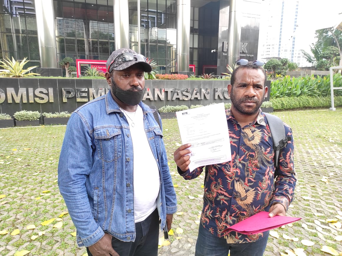 Michail Himan, kuasa hukum masyarakat dari Forum Peduli Mimika, menunjukkan surat tanda terima laporan dugaan korupsi ke KPK, Rabu (19/10) 