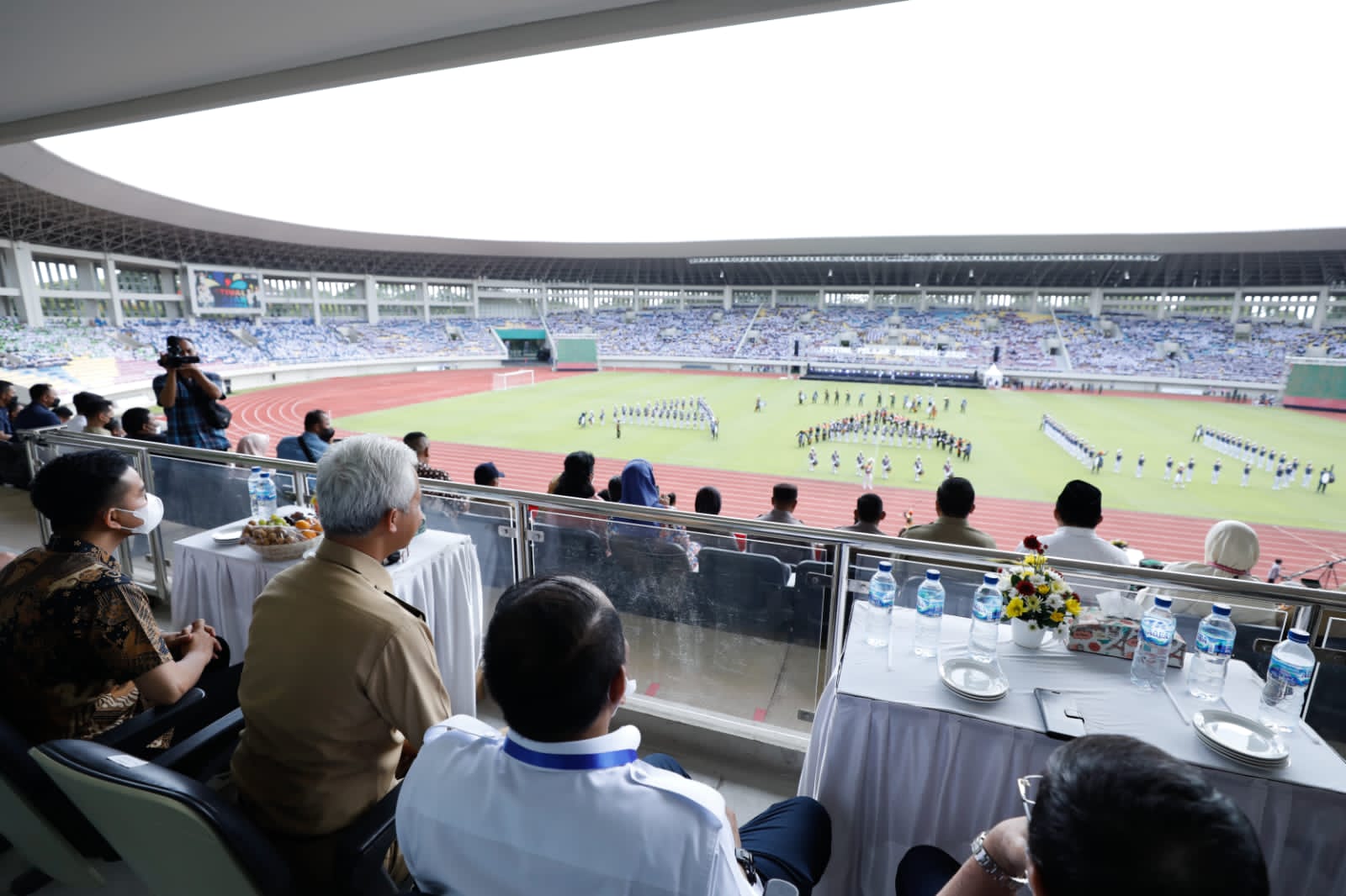 Tampak belakang, Gubernur Jateng Ganjar Pranowo (tengah), Wali Kota Solo Gibran (kiri) dan Menpora Zainal Amali saat penutupan FPN 2022