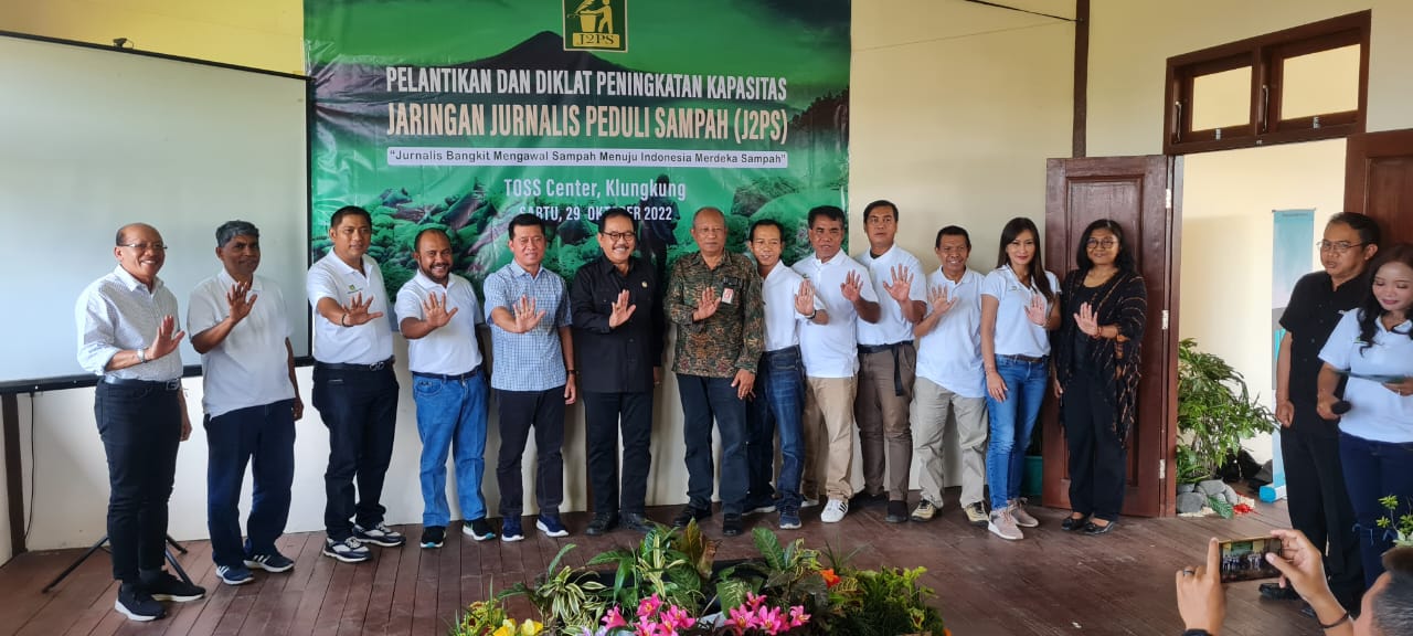 Wagub Bali Cok Ace sesuai pelantikan Jaringan Jurnalis Peduli Sampah