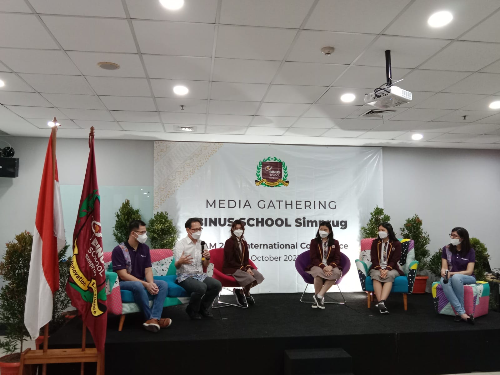 Tiga siswi Binus School Simprug diundang ke konfrensi internasional.   