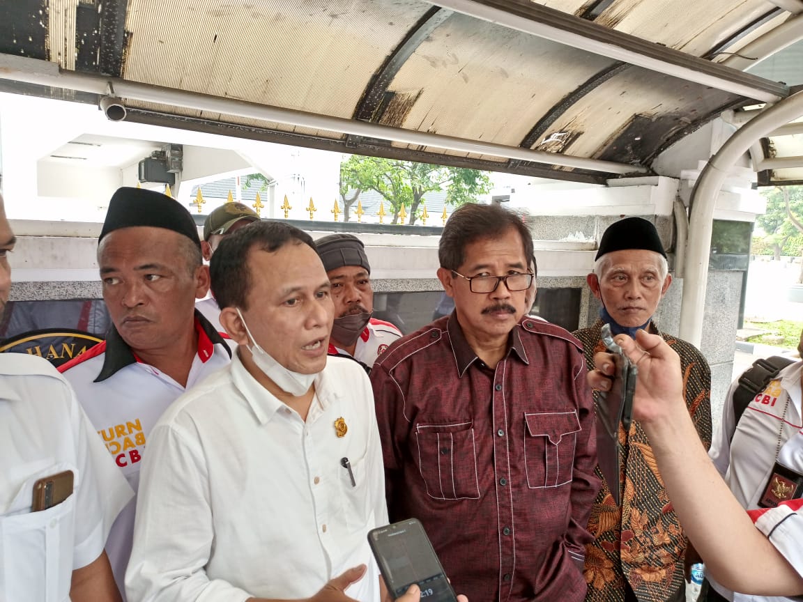  Direktur Eksekutif IACS, Ardiyanto Hafidz (kiri), kuasa hukum RM Wahjoe A Setiadi (tengah) dan H.Anshori (berpeci, batik) ahli waris, usai 