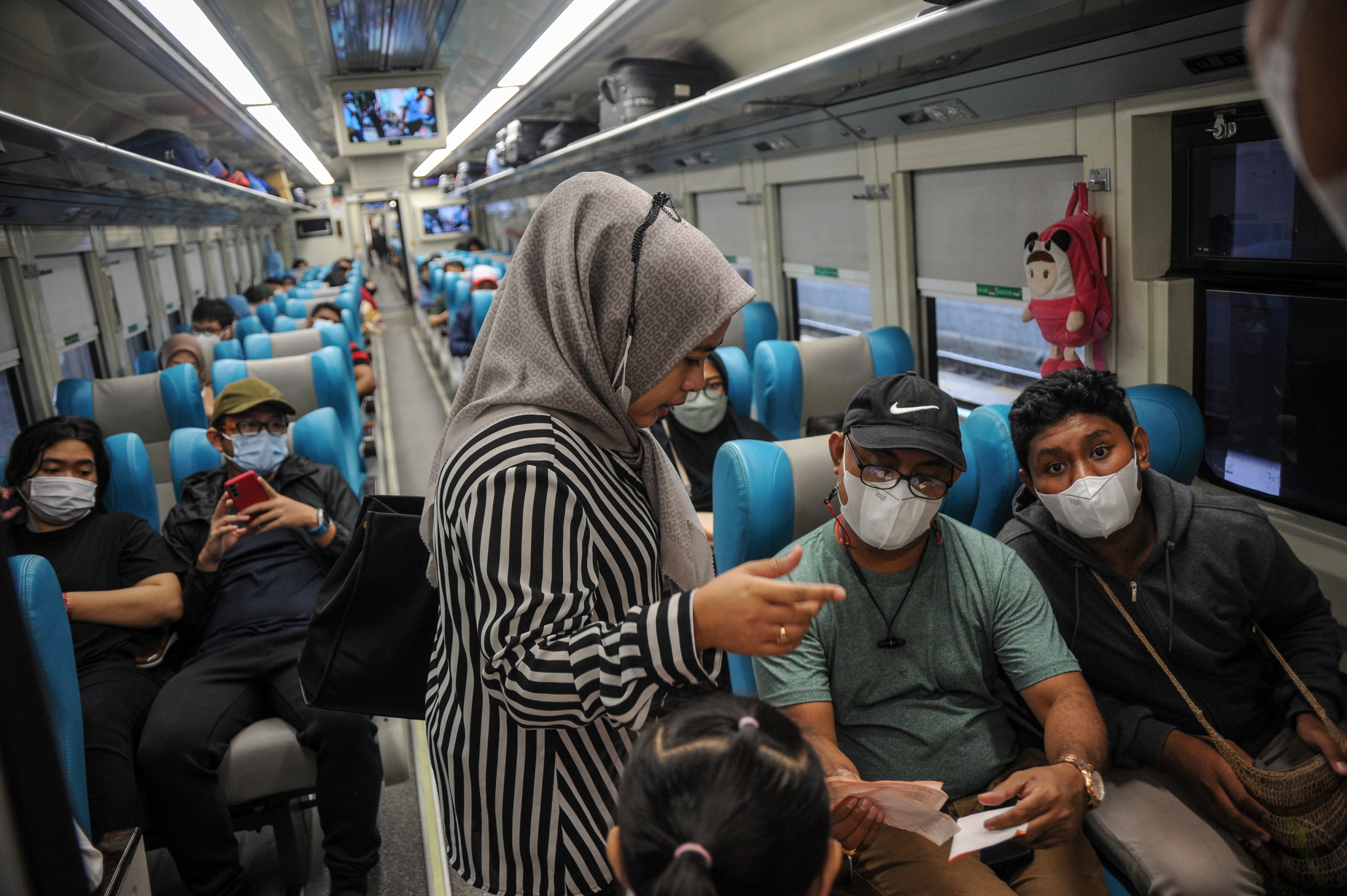 Penumpang memasuki gerbong kereta api Argo Parahyangan di Stasiun Bandung, Jawa Barat.