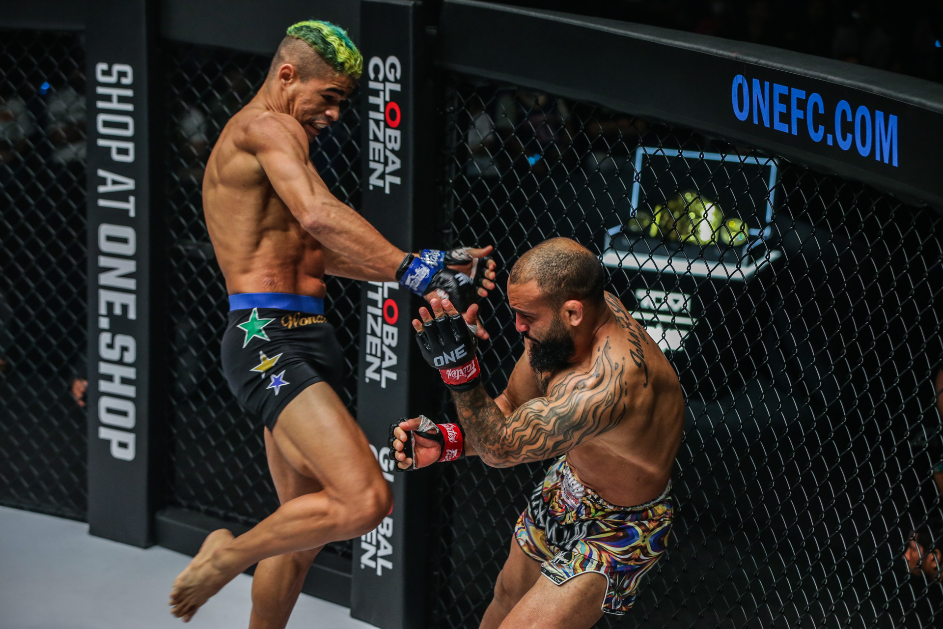 Fabricio Andrade (kiri) berduel dengan John Lineker.