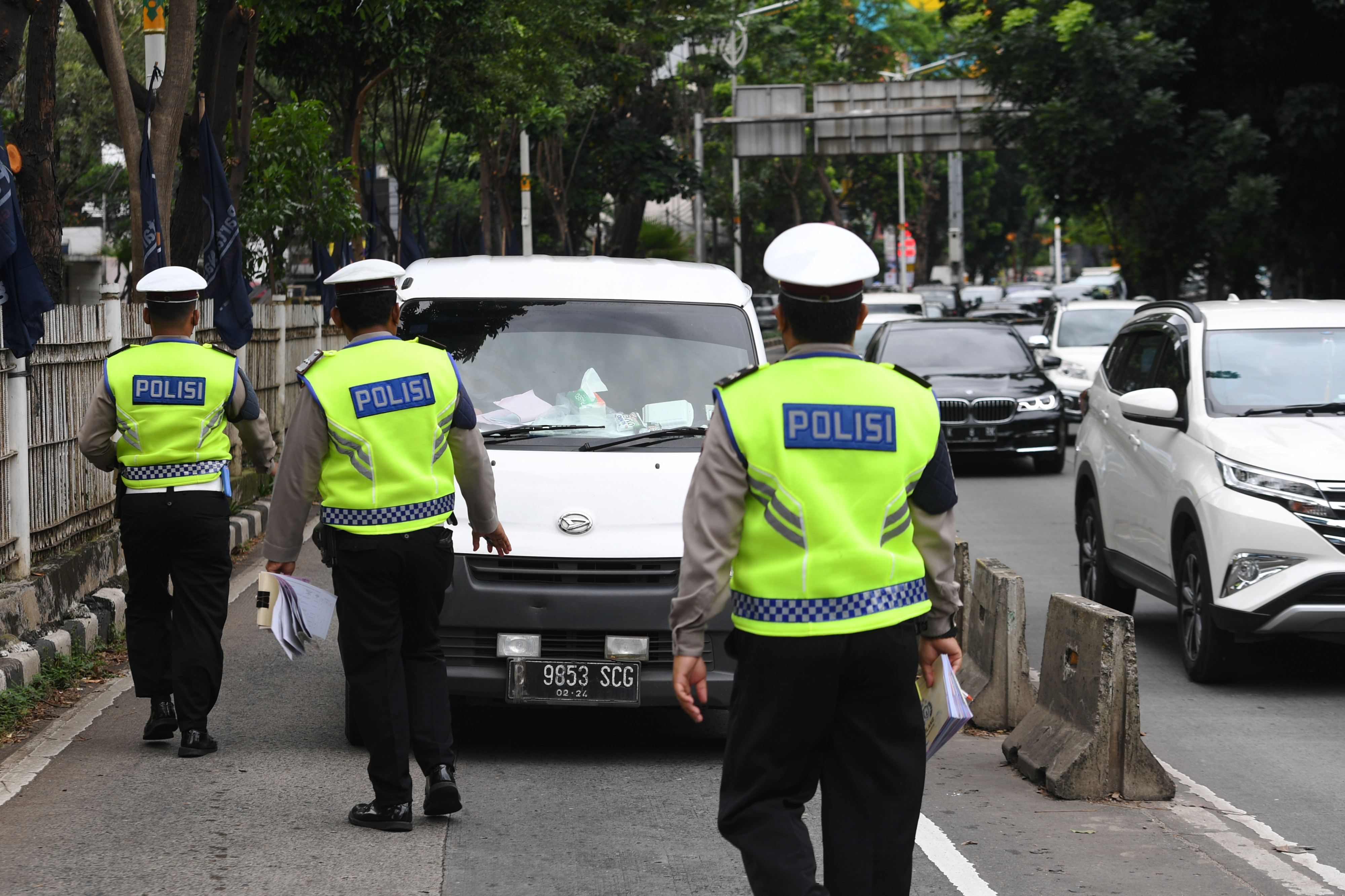Petugas kepolisian memberhentikan kendaraan yang memasuki jalur khusus Transjakarta saat Operasi Zebra Jaya 2021 di Jakarta.