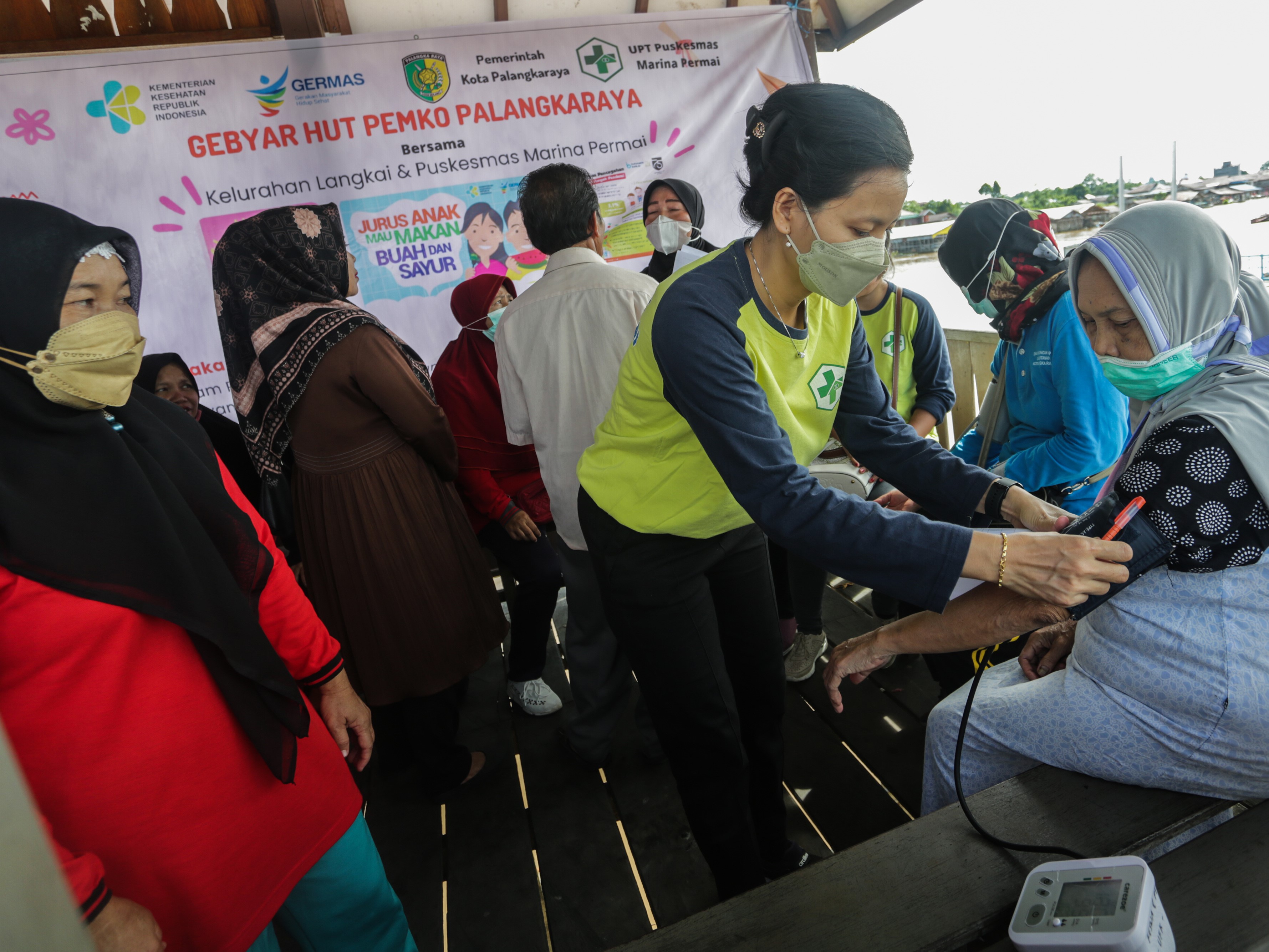 Pengecekan tensi darah, kolesterol, gula darah, dan pemberian obat serta vitamin guna meningkatkan kesehatan keluarga khususnya lansia.