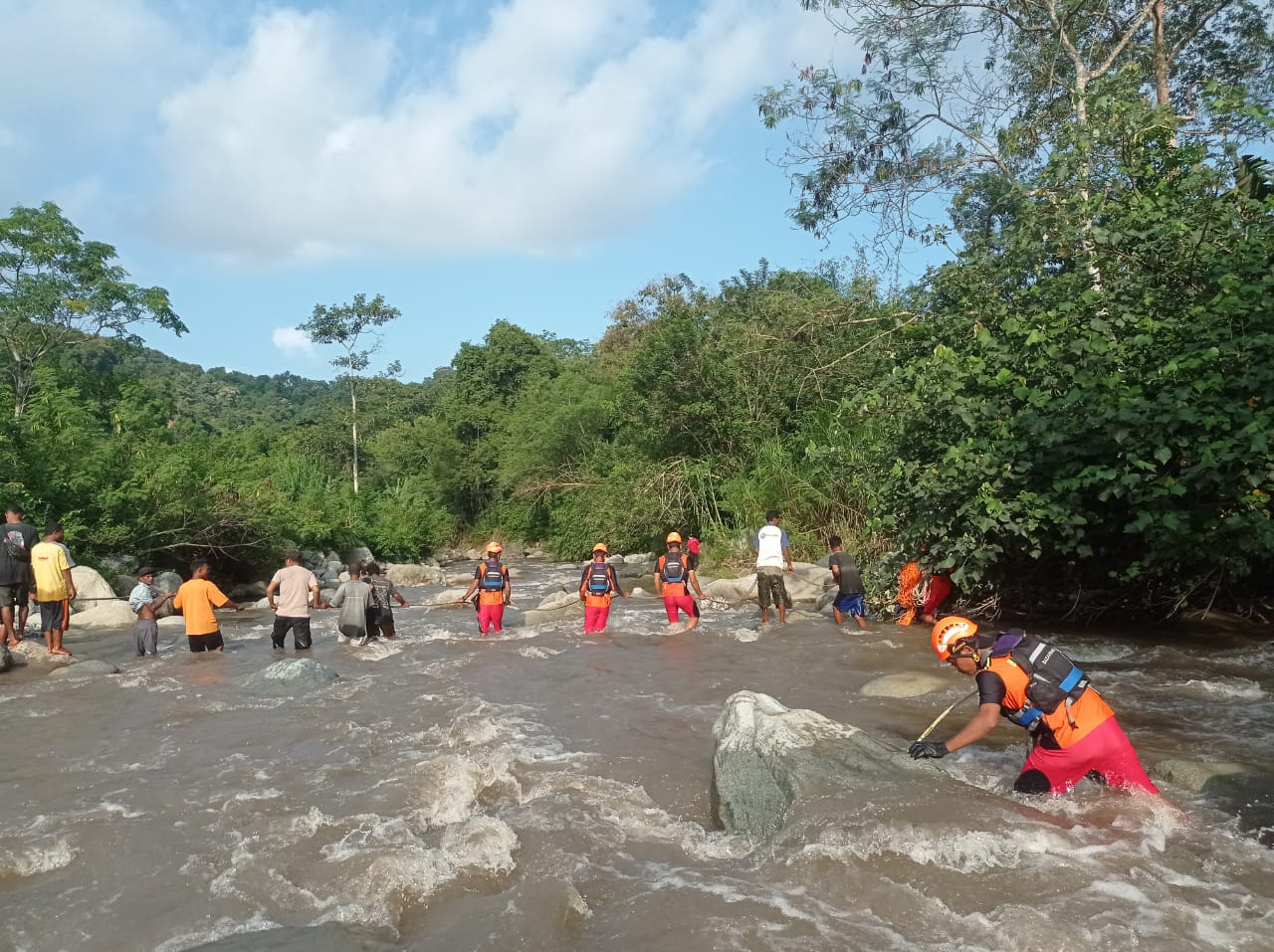 Ilustrasi: pencarian korban yang hanyut diterjang banjir bandang masih dilakukan.