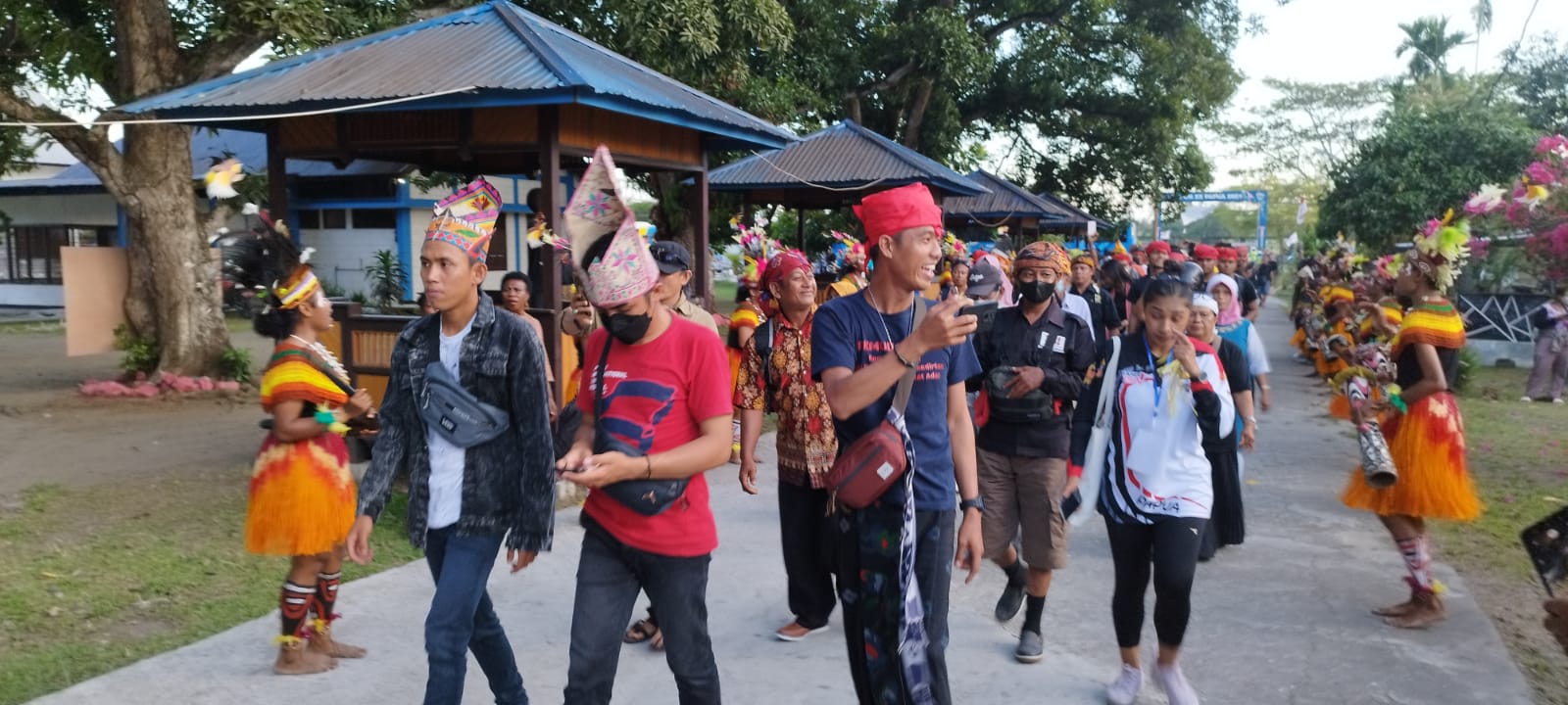  puluhan kontingen KMAN ke- VI asal Provinsi Sulawesi Tengah saat tiba di lokasi registrasi peserta, Puspenka, Hawaii, Kota Sentani