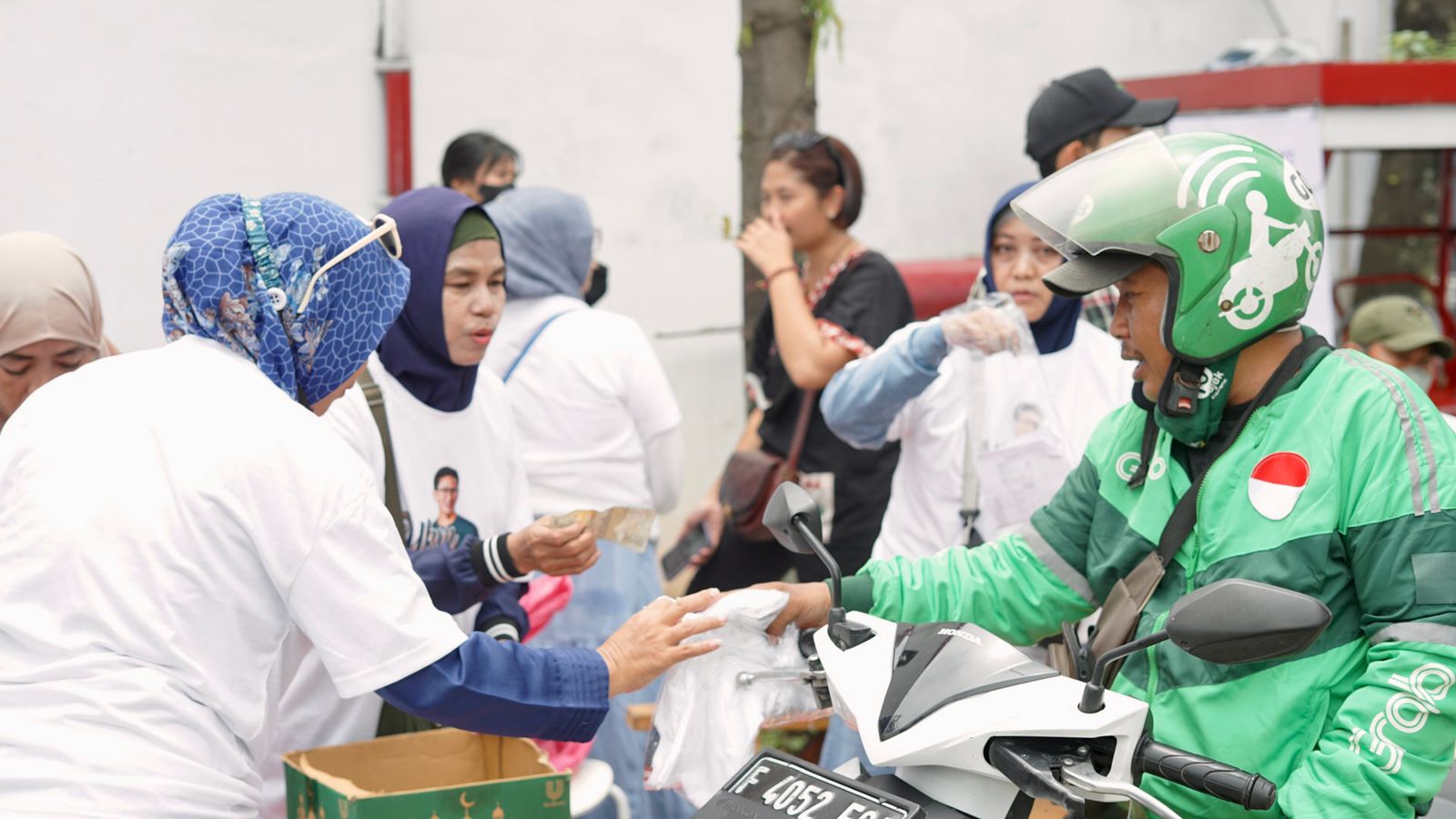 Relawan UKM Sahabat Sandi memberikan voucer subsidi BBM bagi pengendara ojol di SPBU Pertamina Cimanggis, Ciputat, Tangsel, Selasa (18/10)