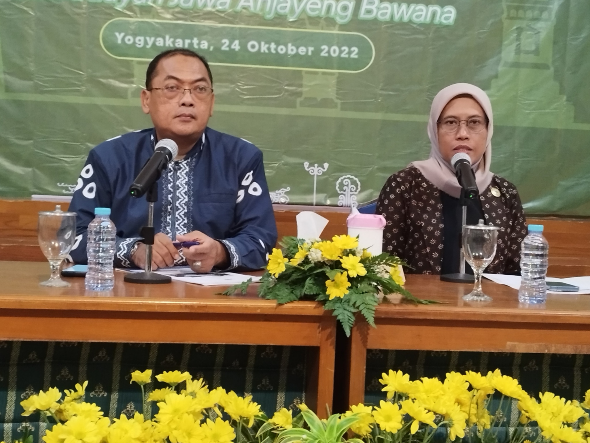 Kepala Dinas Kebudayaan DIY Dian Lakshmi Pratiwi (kanan) memberi keterangan pers terkait Kongres Kebudayaan Jawa III