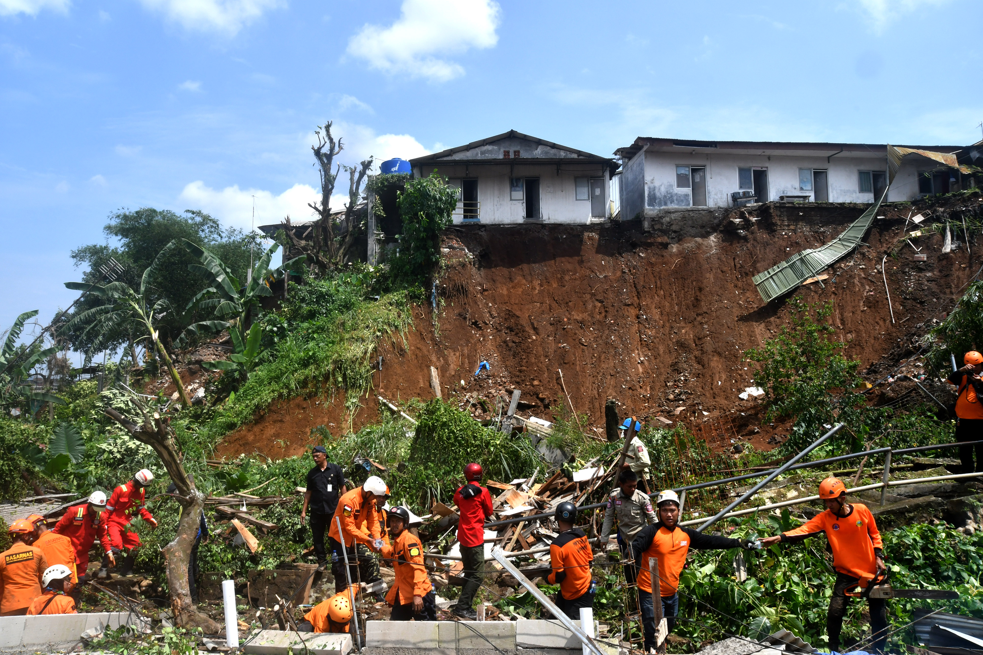 Tim SAR Gabungan melakukan pencarian korban tanah longsor di Gang Barjo, Kampung Kebon Jahe, Kelurahan Kebon Kelapa, Bogor, Kamis (13/10).