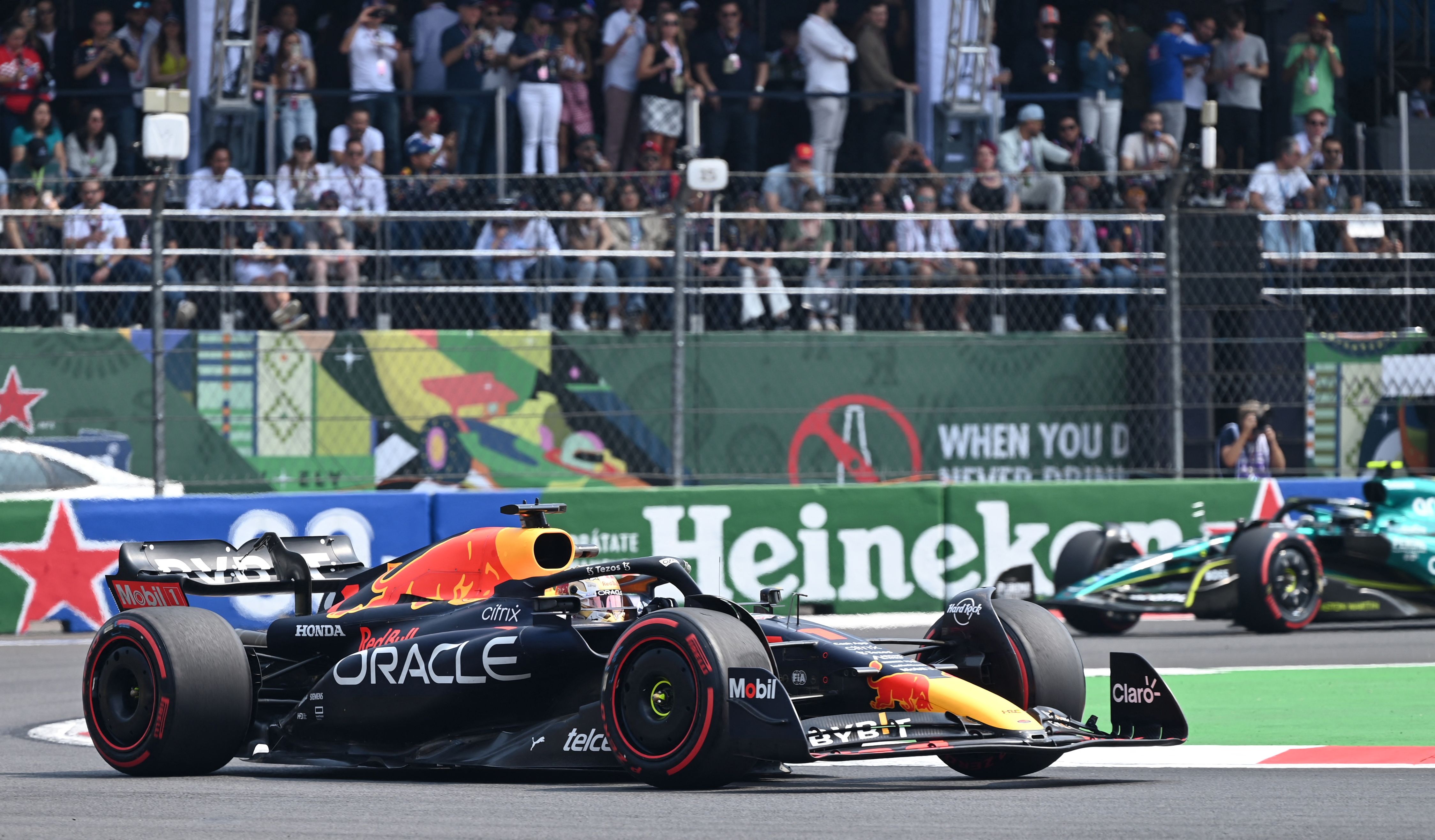 Mobil Formula 1 Red Bull yang dikemudikan oleh Max Verstappen