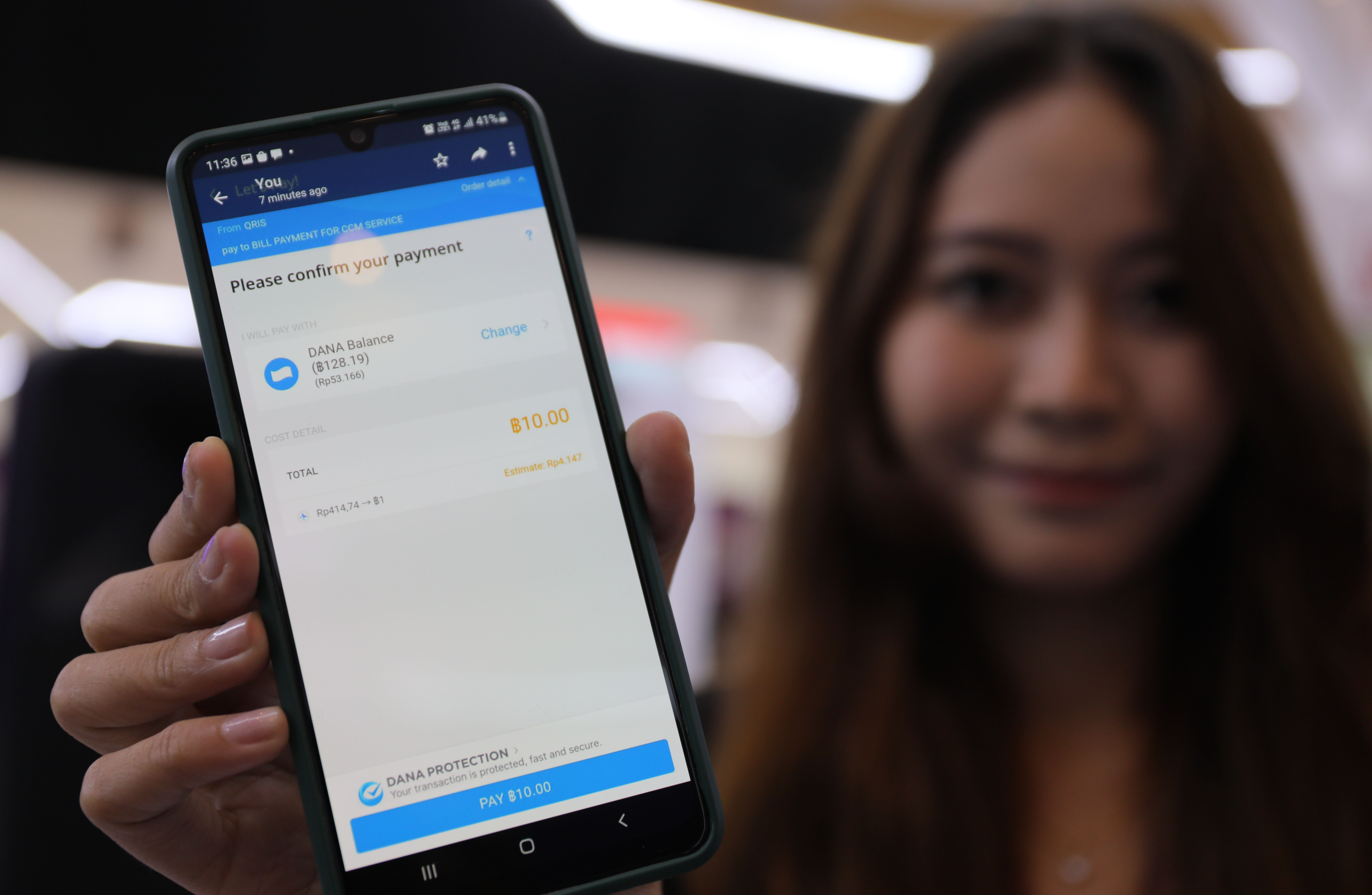 Konsumen menunjukkan transakdi QRIS yang sudah dilakukan untuk membayar disebuah merchant.