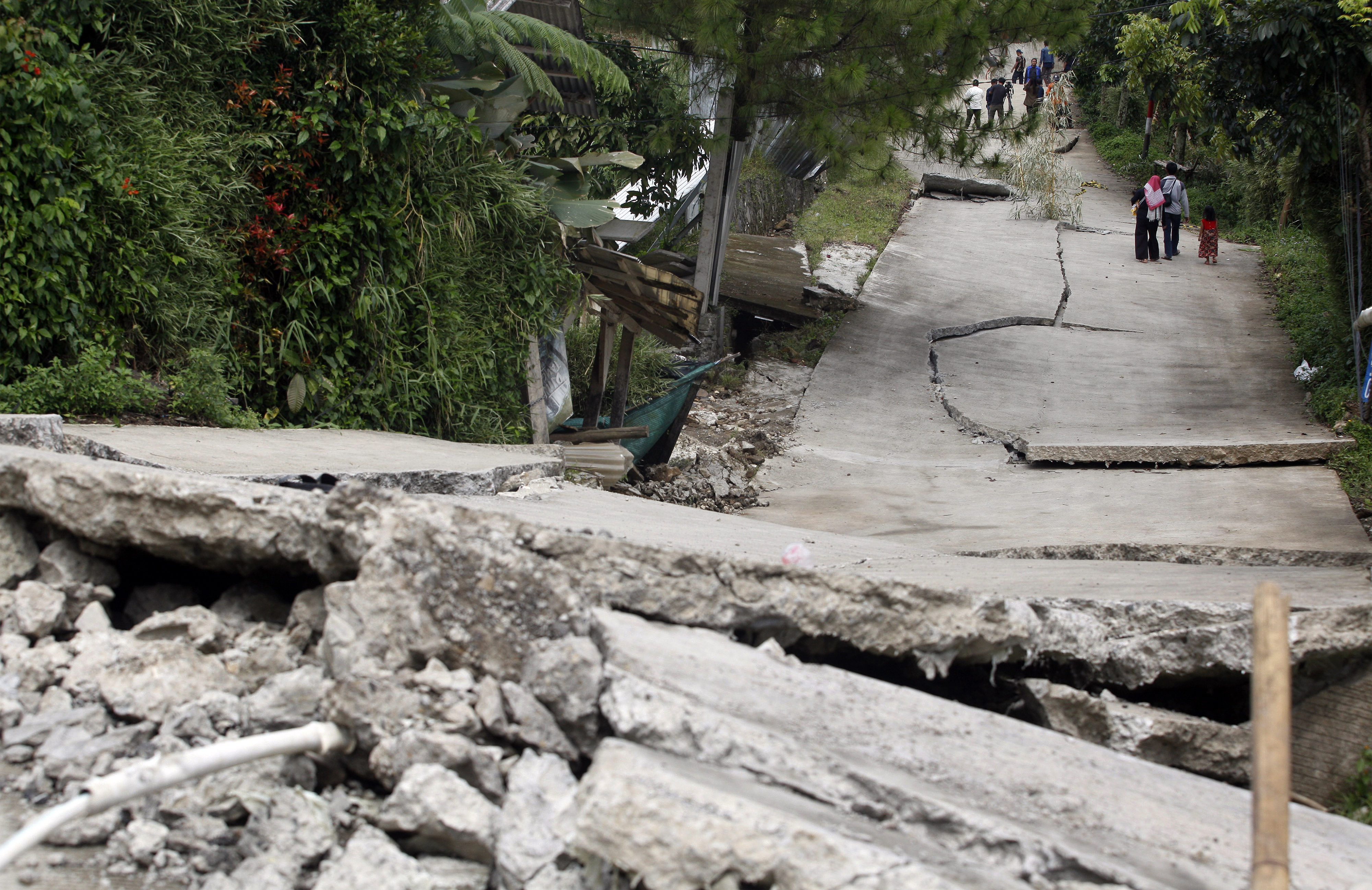 Ilustrasi: Kondisi jalan yang terbelah akibat pergerakan tanah