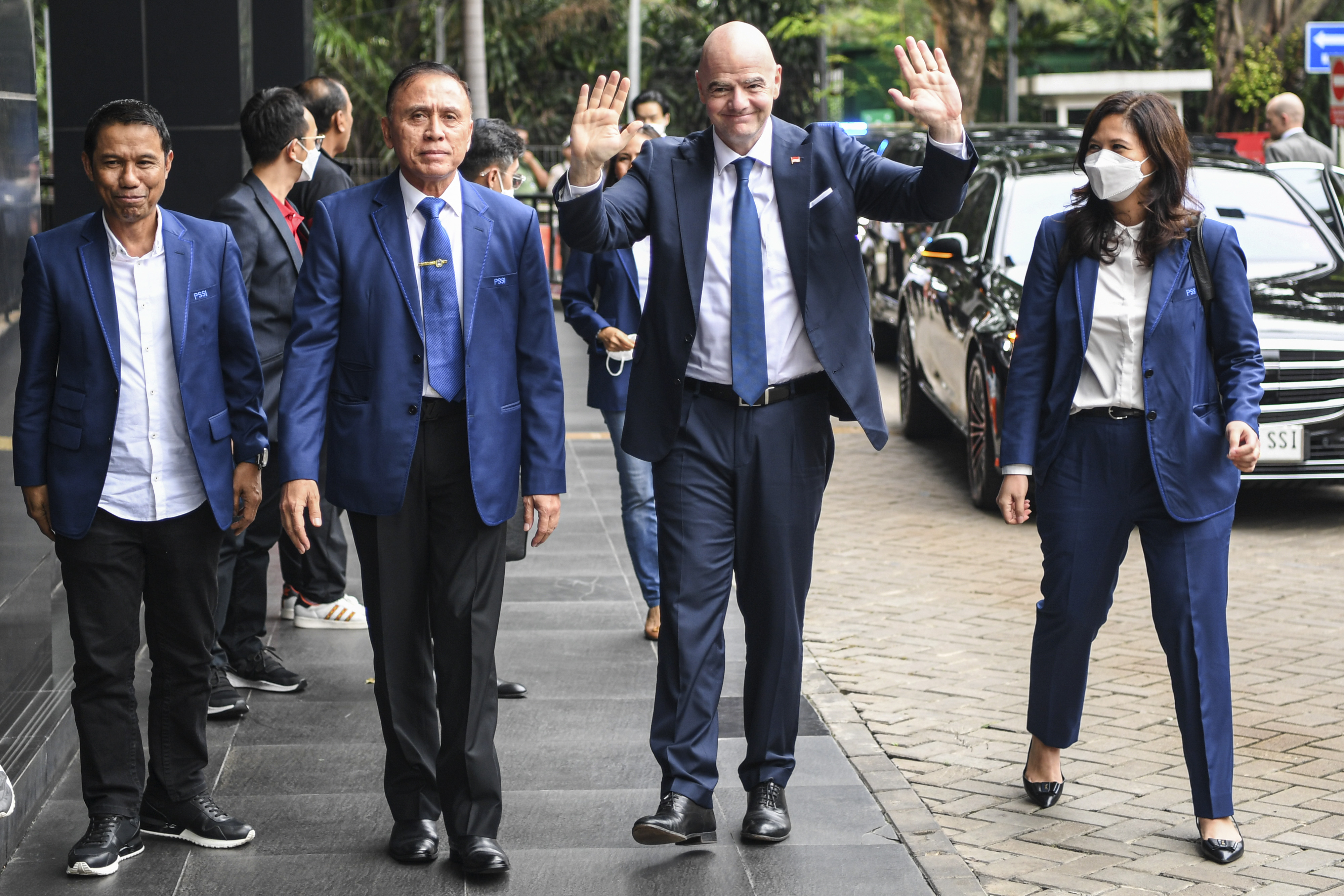 Presiden FIFA Gianni Infantino disambut Ketum PSSI Mochammad Iriawan (kedua kiri)