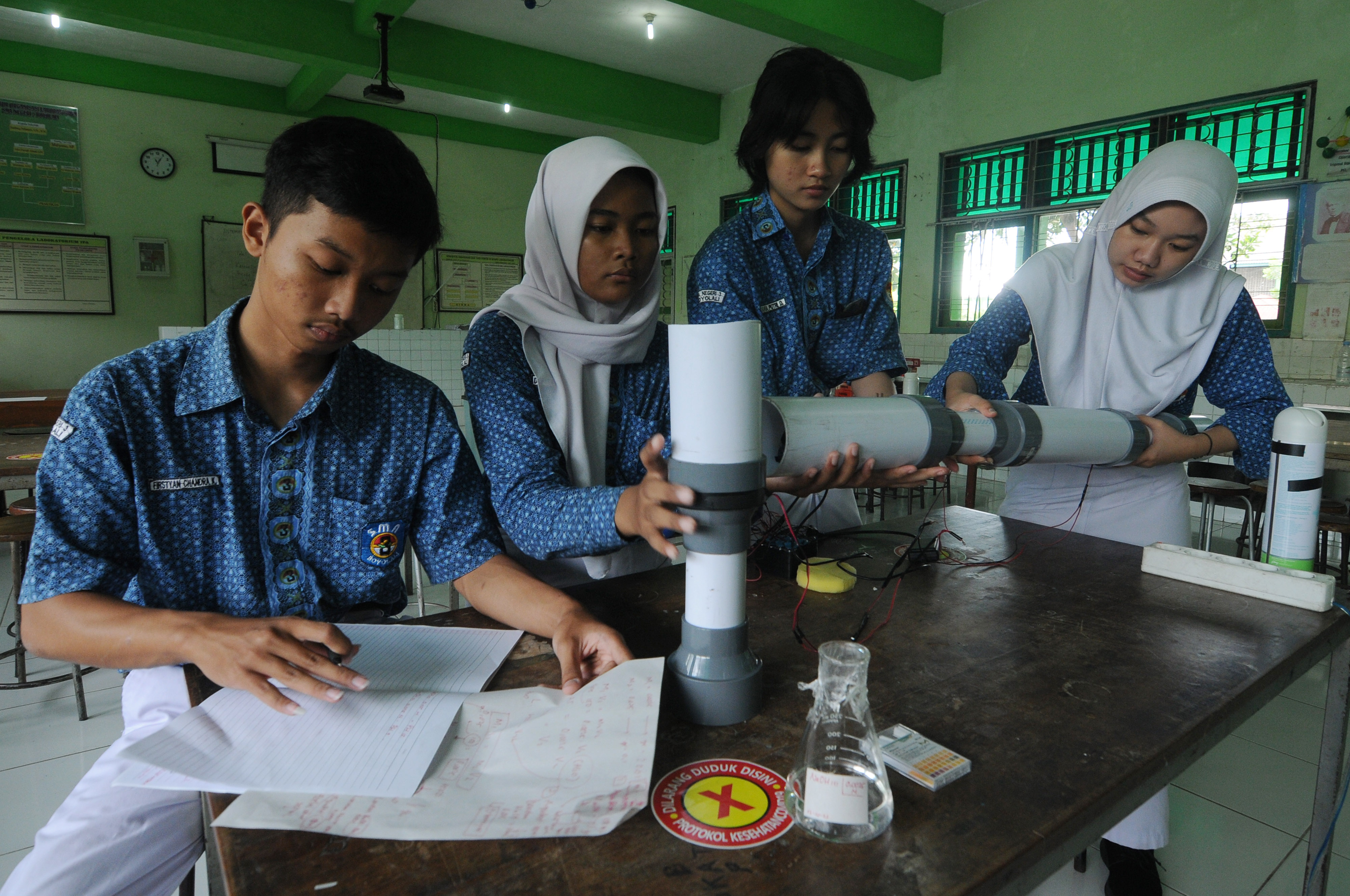 Ilustrasi siswa belajar di sekolah