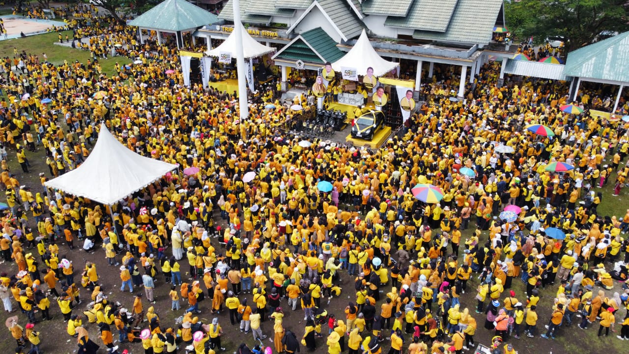 Kegiatan jalan santai dalam rangka memperingati HUT Partai Golkar yang ke-58 di Kabupaten Luwu Utara, Sulawesi Selatan dihadiri 50 ribu pese