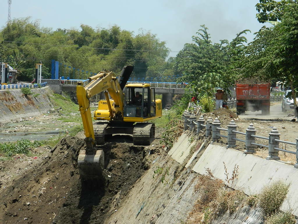 Alat berat tengah melakukan pengerukan sedimentasi di Sungai Dengkeng, Kabupaten Klaten, Jawa Tengah