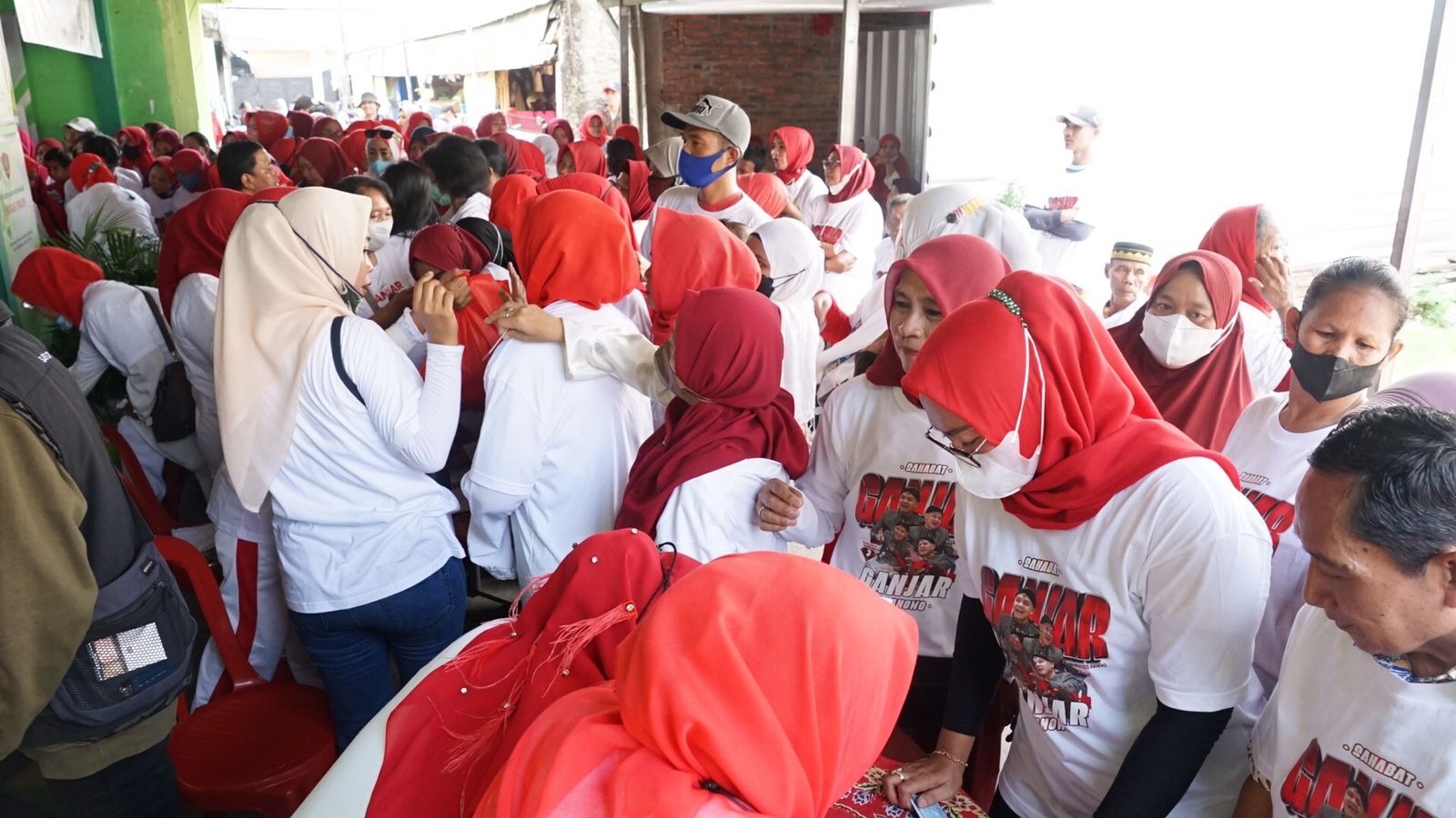 Sahabat Ganjar Hadirkan Ratusan Paket Sembako Untuk Masyarakat Jakarta Utara