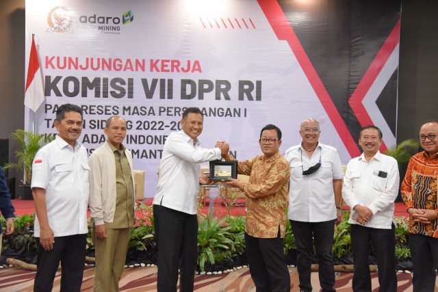 Ketua Komisi VII DPR RI Sugeng Suparwoto saat bertukar cenderamata usai Kunjungan Kerja Komisi VII DPR RI dengan PT Adaro Indonesia.