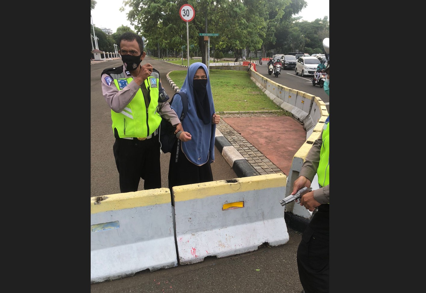 Tersangka perempuan bercadar yang menodongkan pistol ke Paspampres di pintu masuk Istana Presiden, Jakarta, Selasa (25/10).