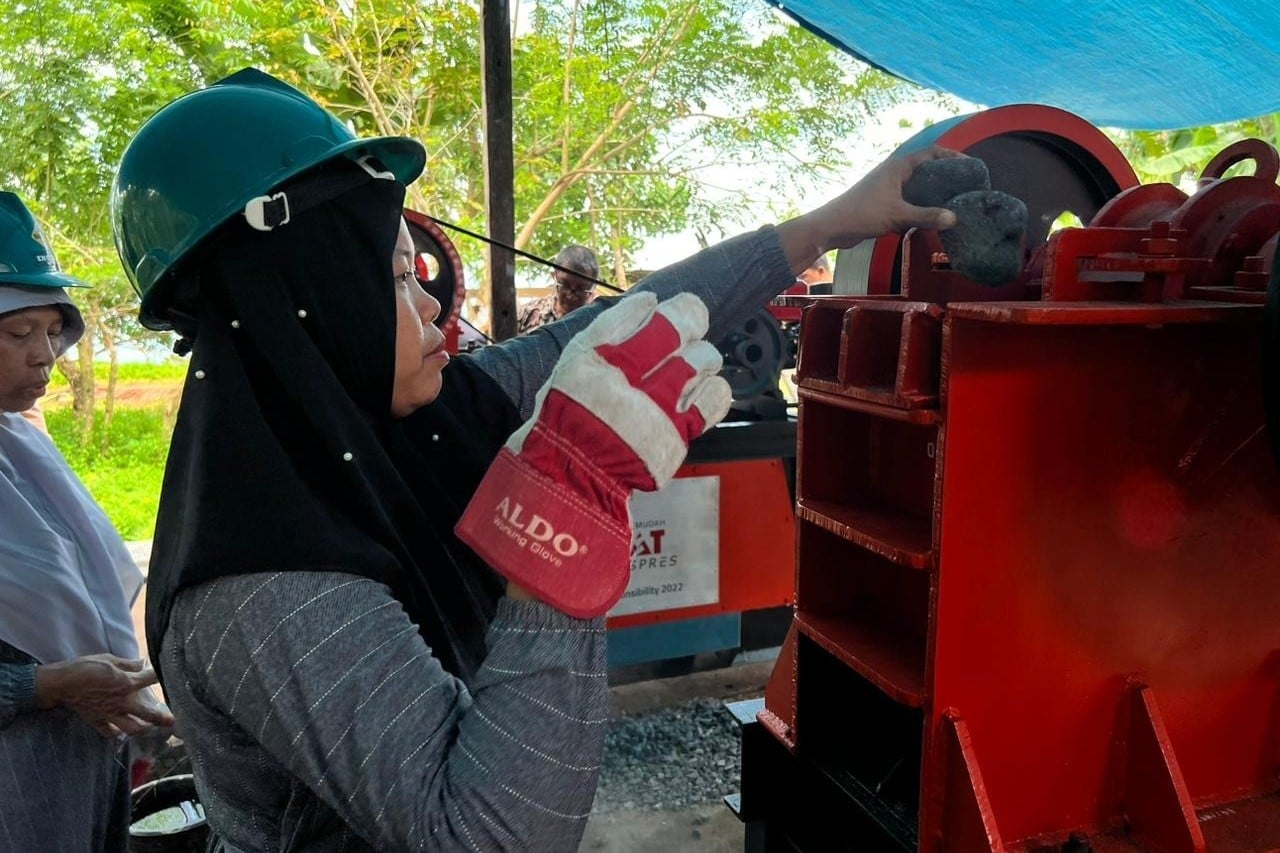 Kelompok Perempuan di Ternate Peroleh Pencacah Batu dari Sicepat