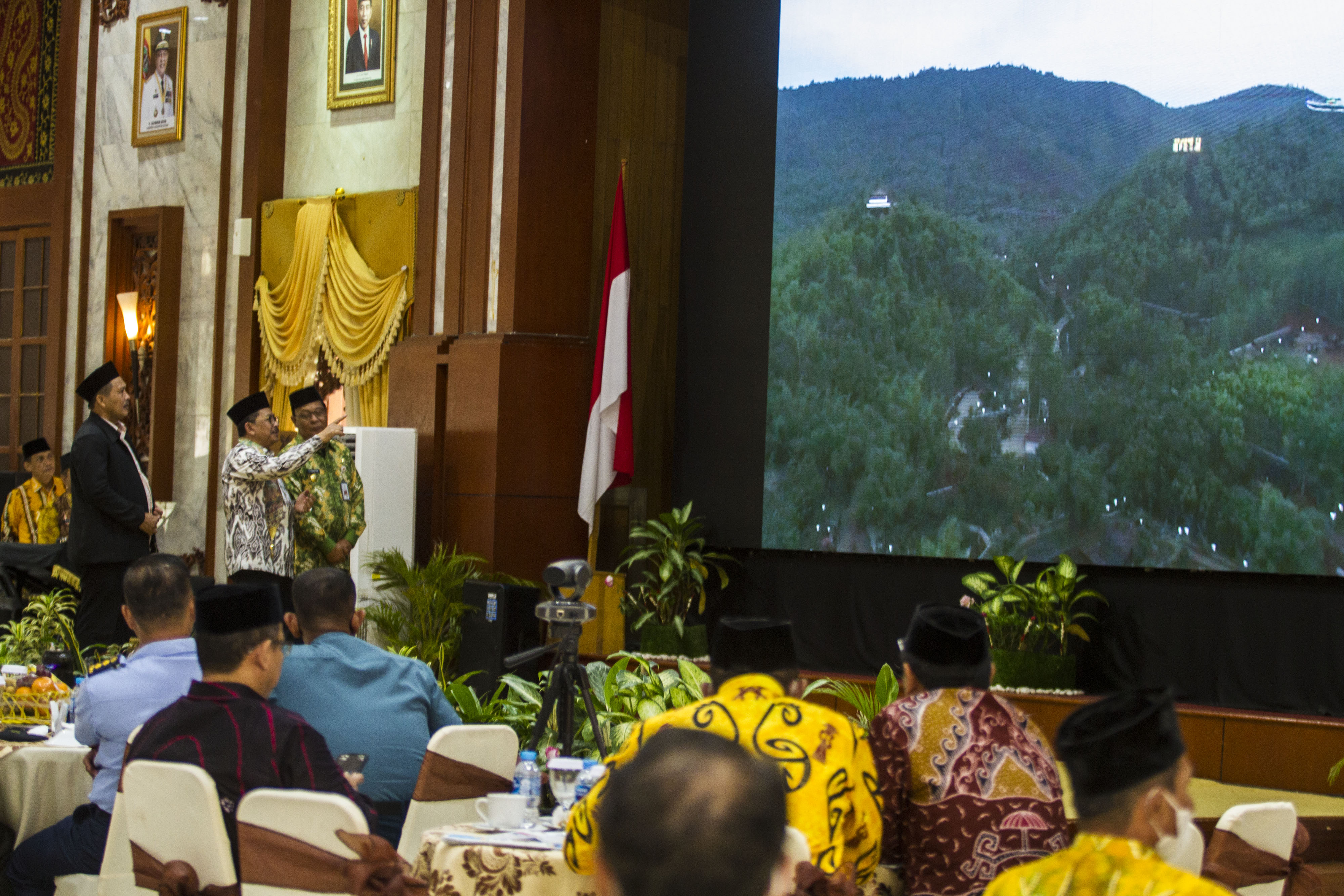 Wakil Menteri Agama Zainut Tauhid Sa'adi berbincang dengan Gubernur Kalimantan Selatan Sahbirin Noor  saat peluncuran (MTQ) tingkat Nasional