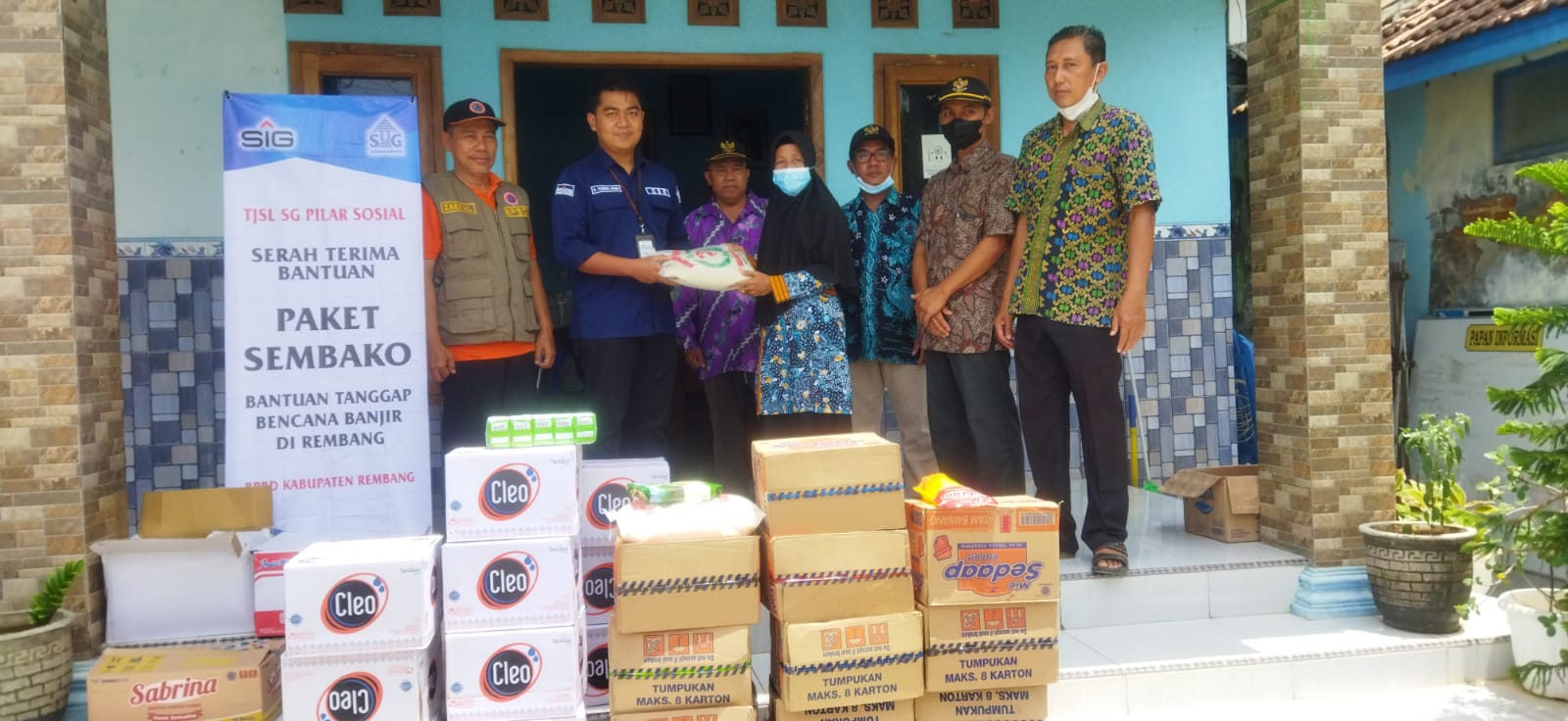 Penyaluran bantuan bagi korban banjir di Kabupaten Rembang, Jateng dari PT Semen Gresik (PTSG)