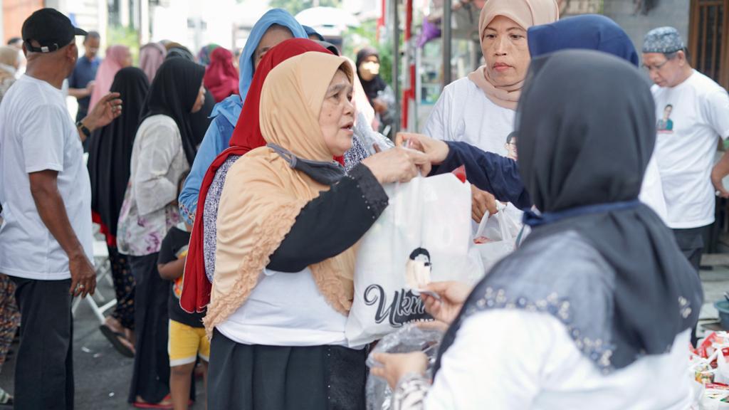 Relawan UKM Sahabat Sandi Uno membantu membangkitkan ekonomi masyarakat dengan menggelar bazar sembako murah di Kecamatan Pulo Gadung, Jakar