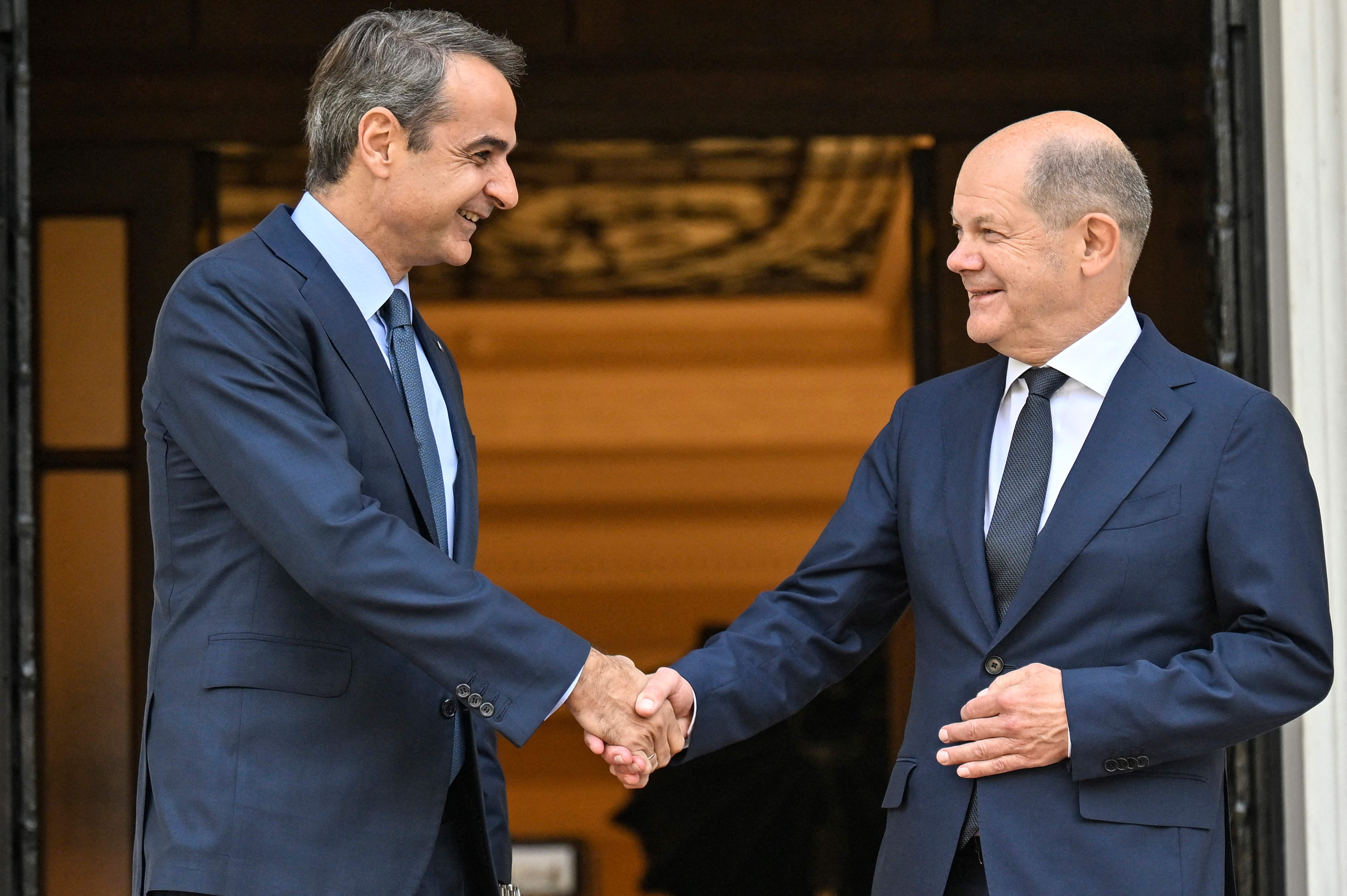 PM Yunani Kyriakos Mitsotakis (kiri) menyambut Kanselir Jerman Olfa Scholz sebelum pertemuan kenegaraan di Athena, Kamis (27/10).