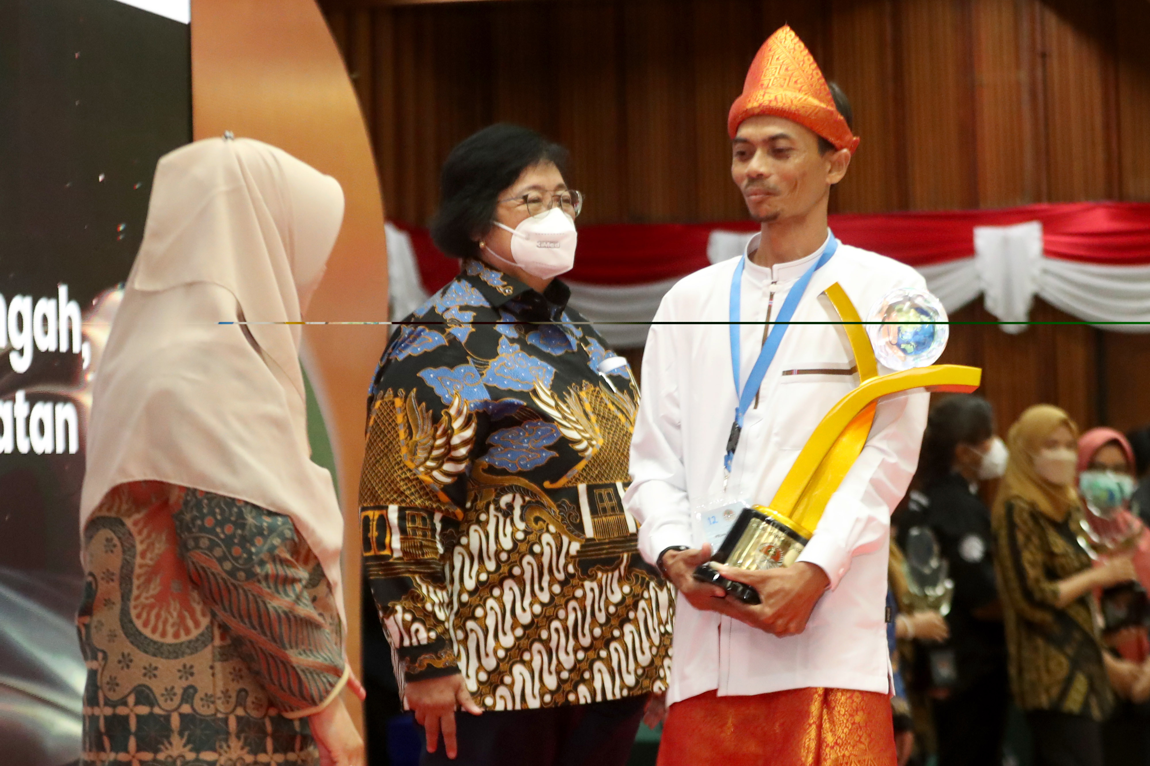 Menteri LHK Siti Nurbaya menyerahkan penghargaan Proklim, sekaligus menutup gelaran Festival Iklim, Jumat (28/10).