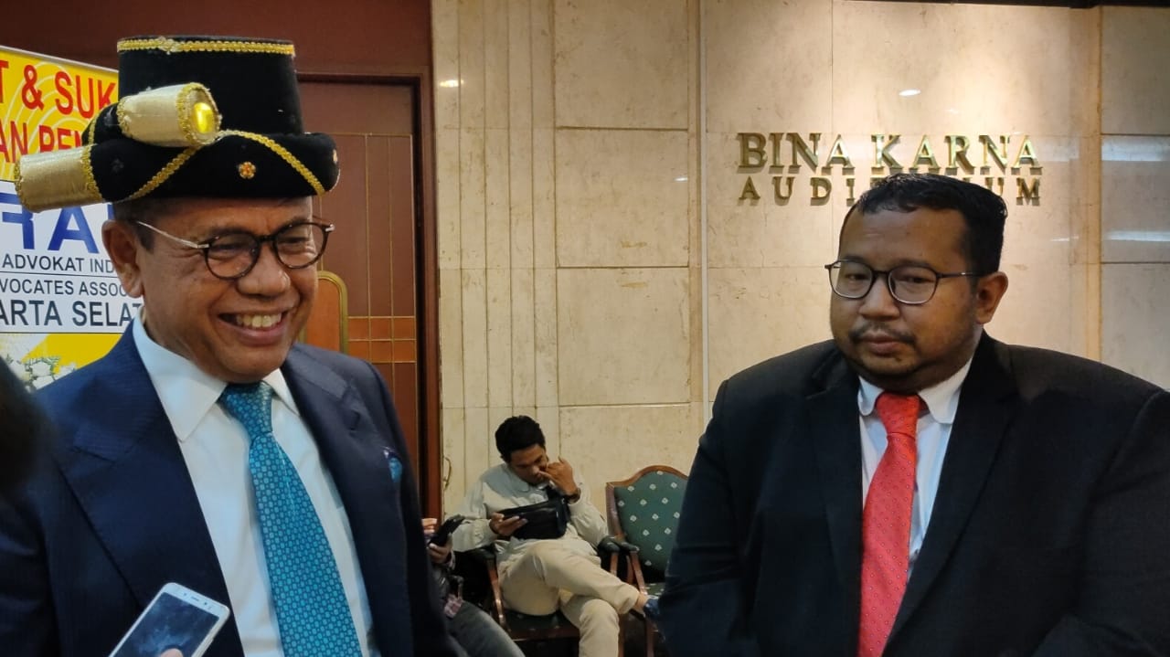 Ketua Umum DPN Peradi SAI Juniver Girsang (kiri) dan Wakil Ketua DPC Peradi SAI Jakarta Selatan Ryan 