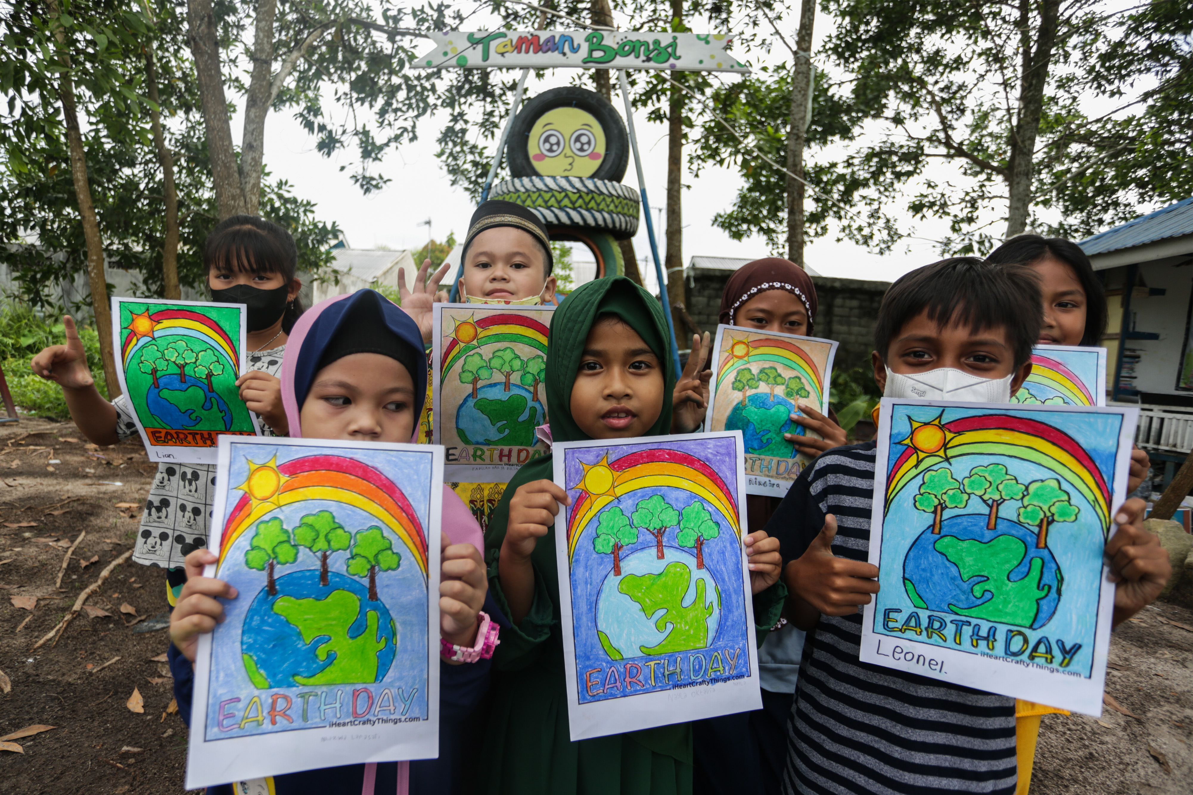 Ilustrasi--Sejumlah anak usai mengikuti lomba mewarnai bertema 'Earth Day' di Taman Bonsi, Palangka Raya, Kalimantan Tengah.