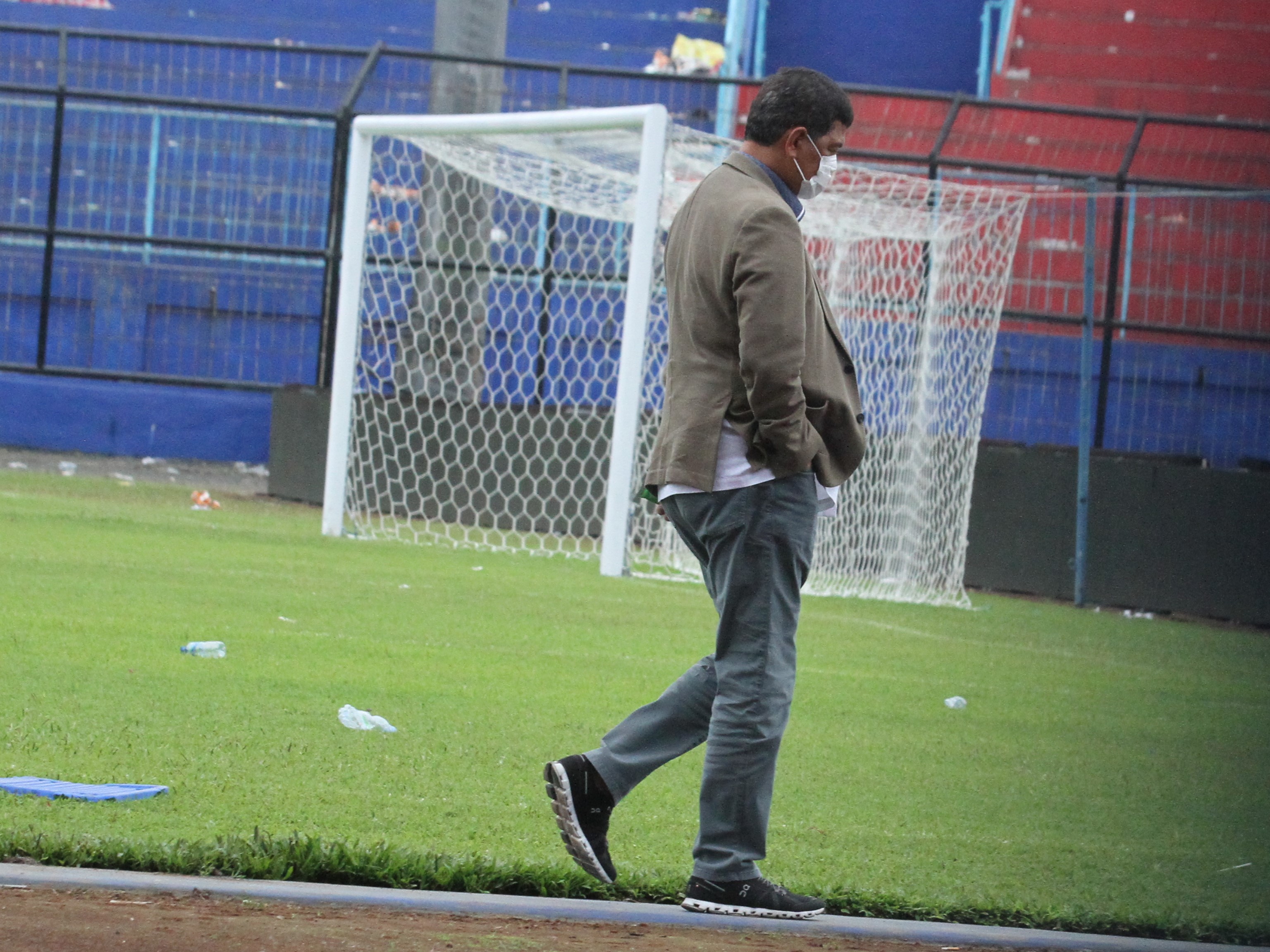 Doni Monardo berjalan di pinggir lapangan saat memimpin TGIPF melakukan investigasi di Stadion Kanjuruhan.