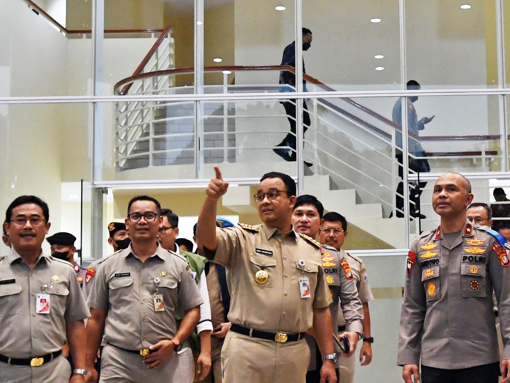 Anies Genggam Tangan Ibu Korban Tembok Roboh MTsN 19