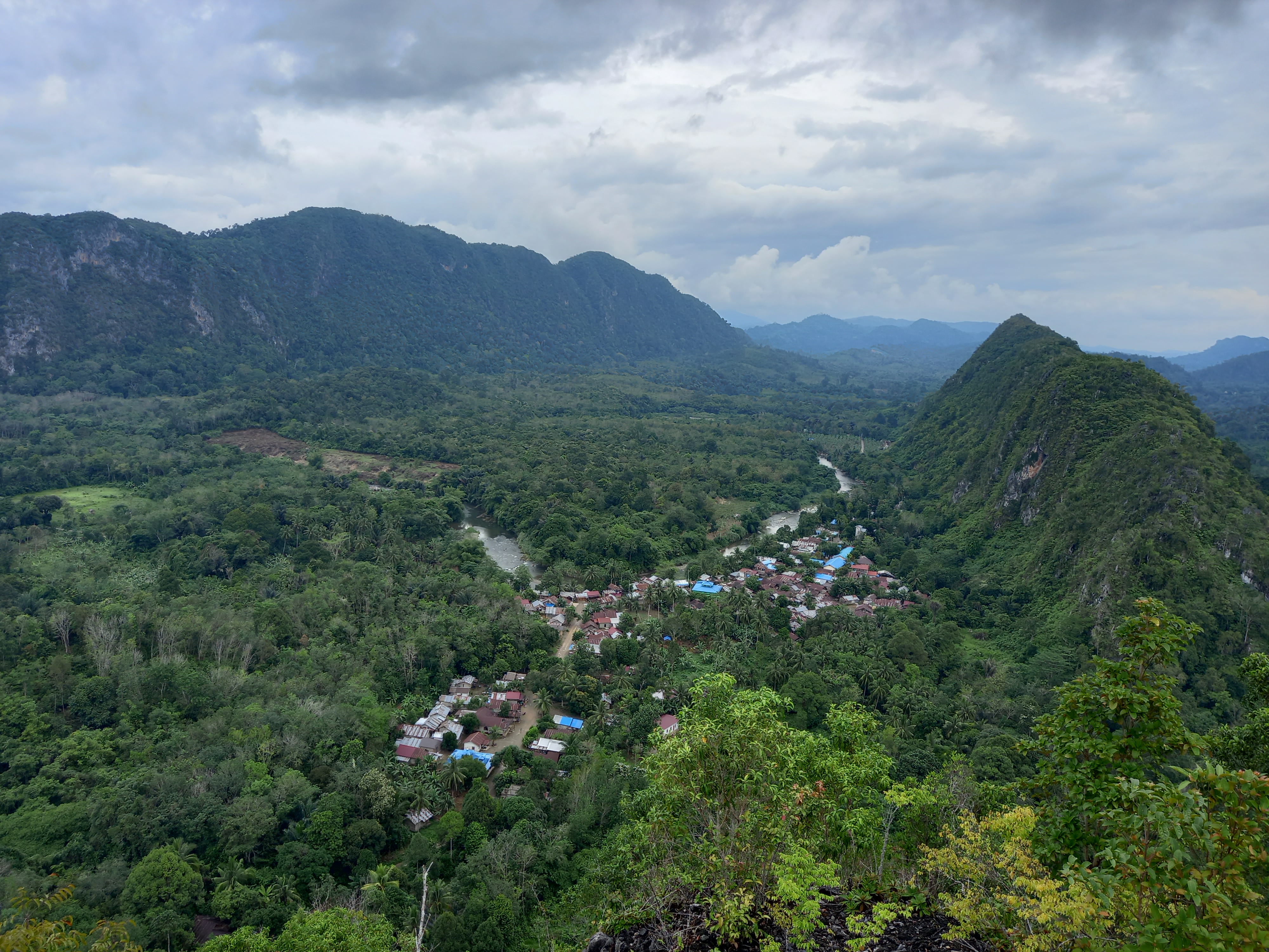  Kawasan pegunungan meratus di Kabupaten Hulu Sungai Tengah. 