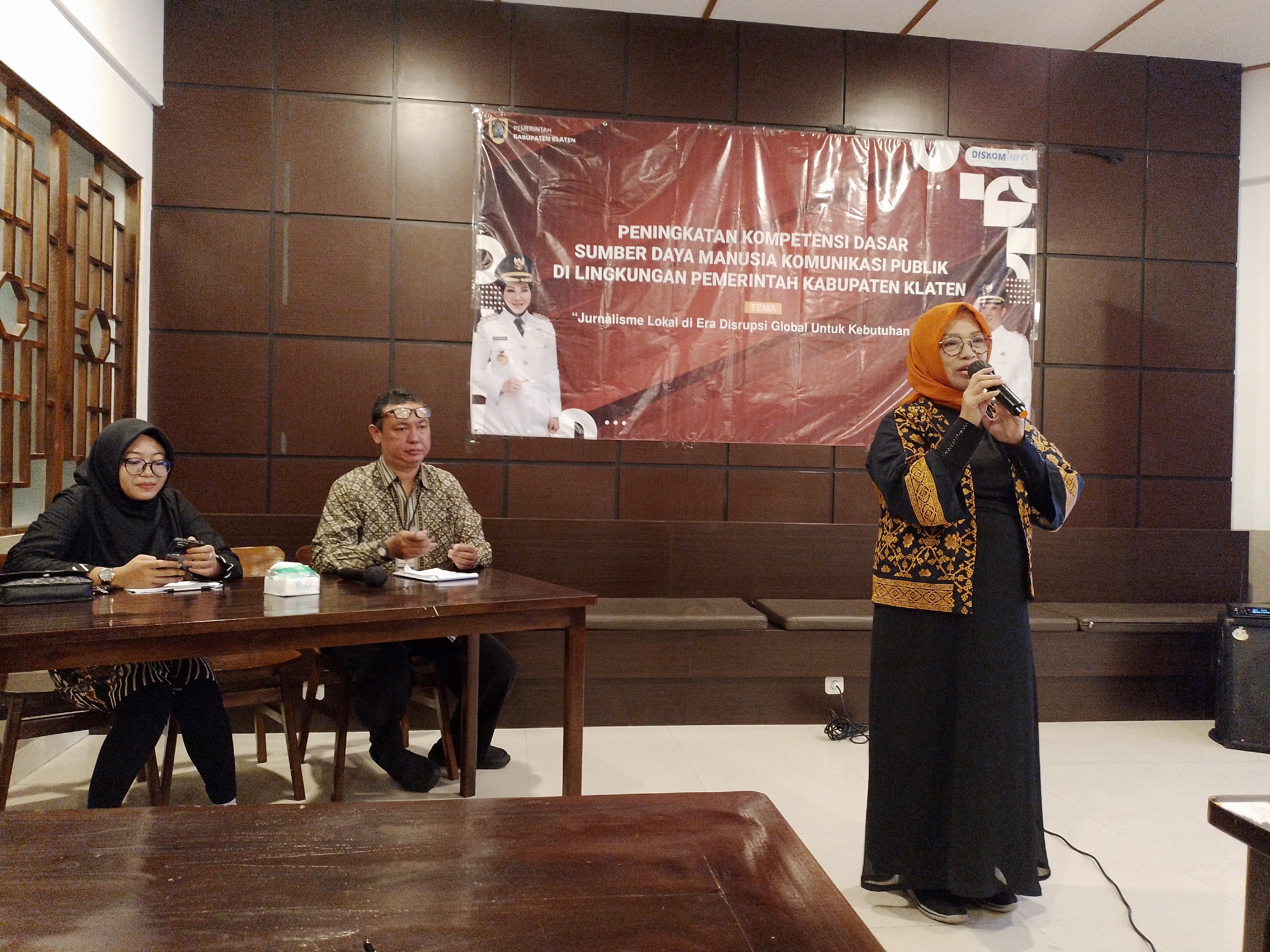 Dwi Hernuningsih saat paparan di depan peserta workshop.