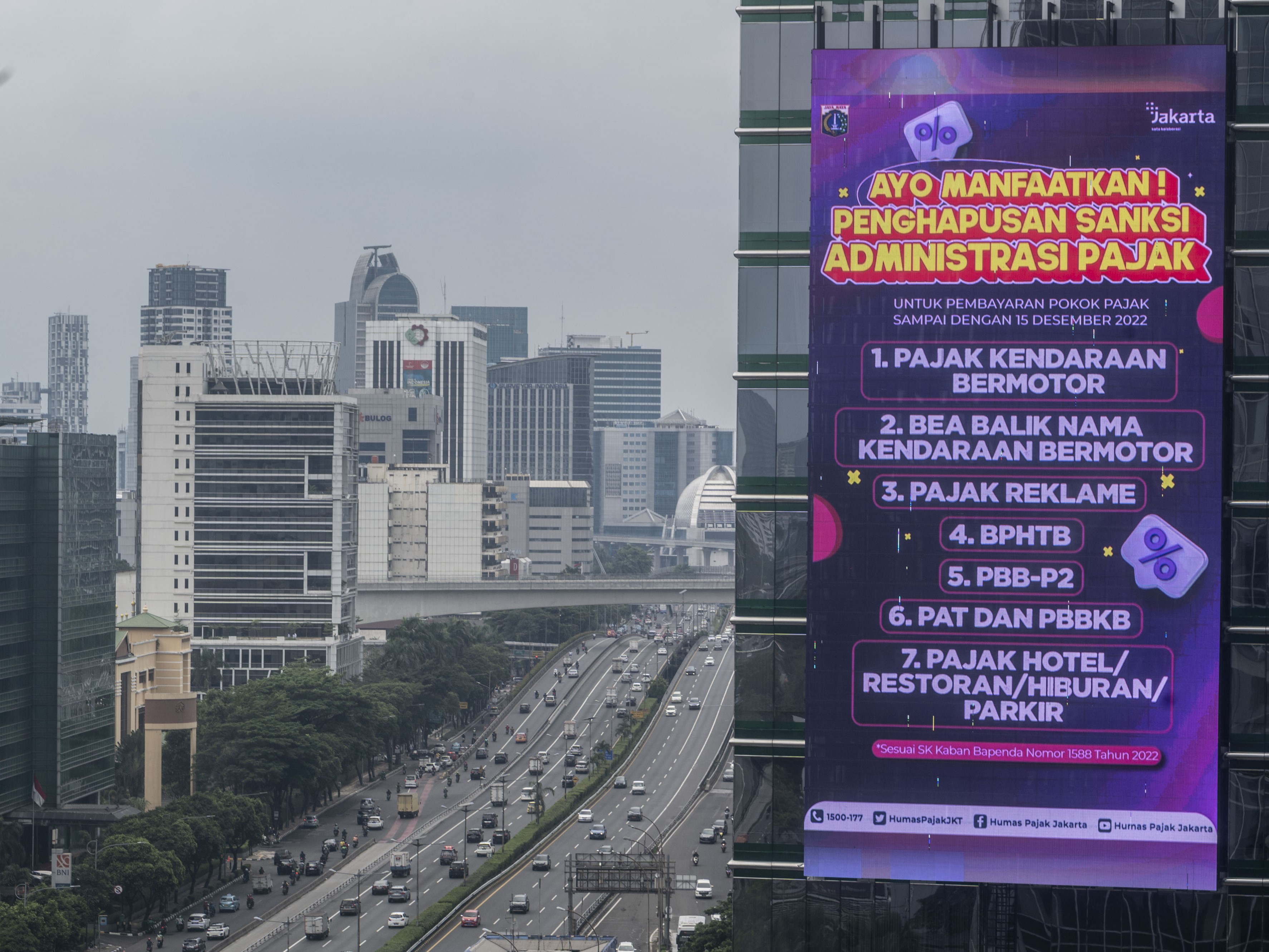 Layar videotron menampilkan informasi tentang penghapusan administrasi pajak di Jakarta, Jumat (7/10/2022).