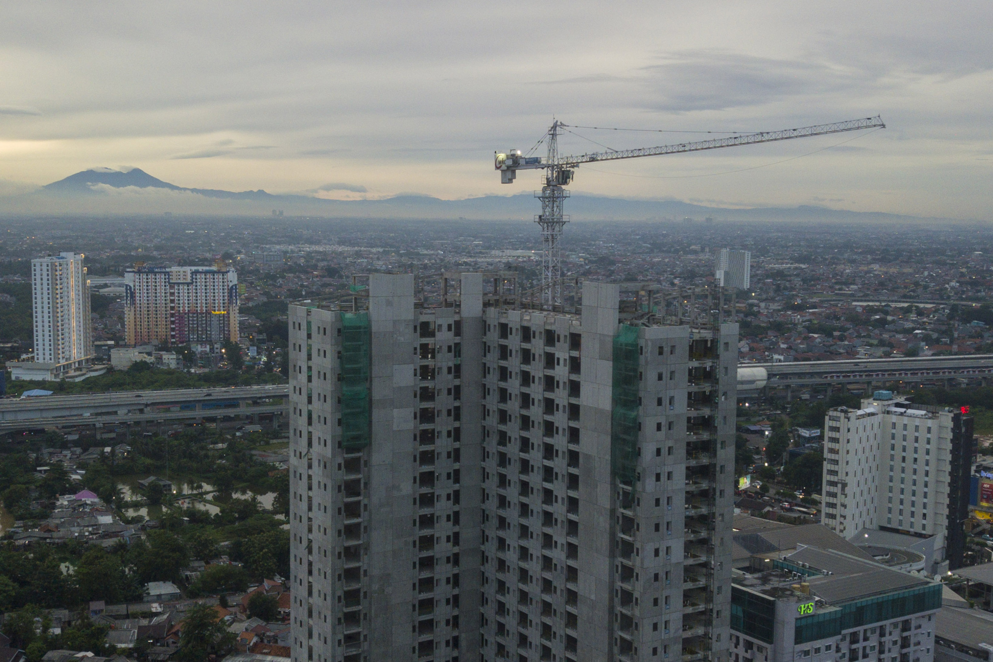 Foto udara pembangunan gedung apartemen di Bekasi, Jawa Barat, Kamis (20/1/2022)