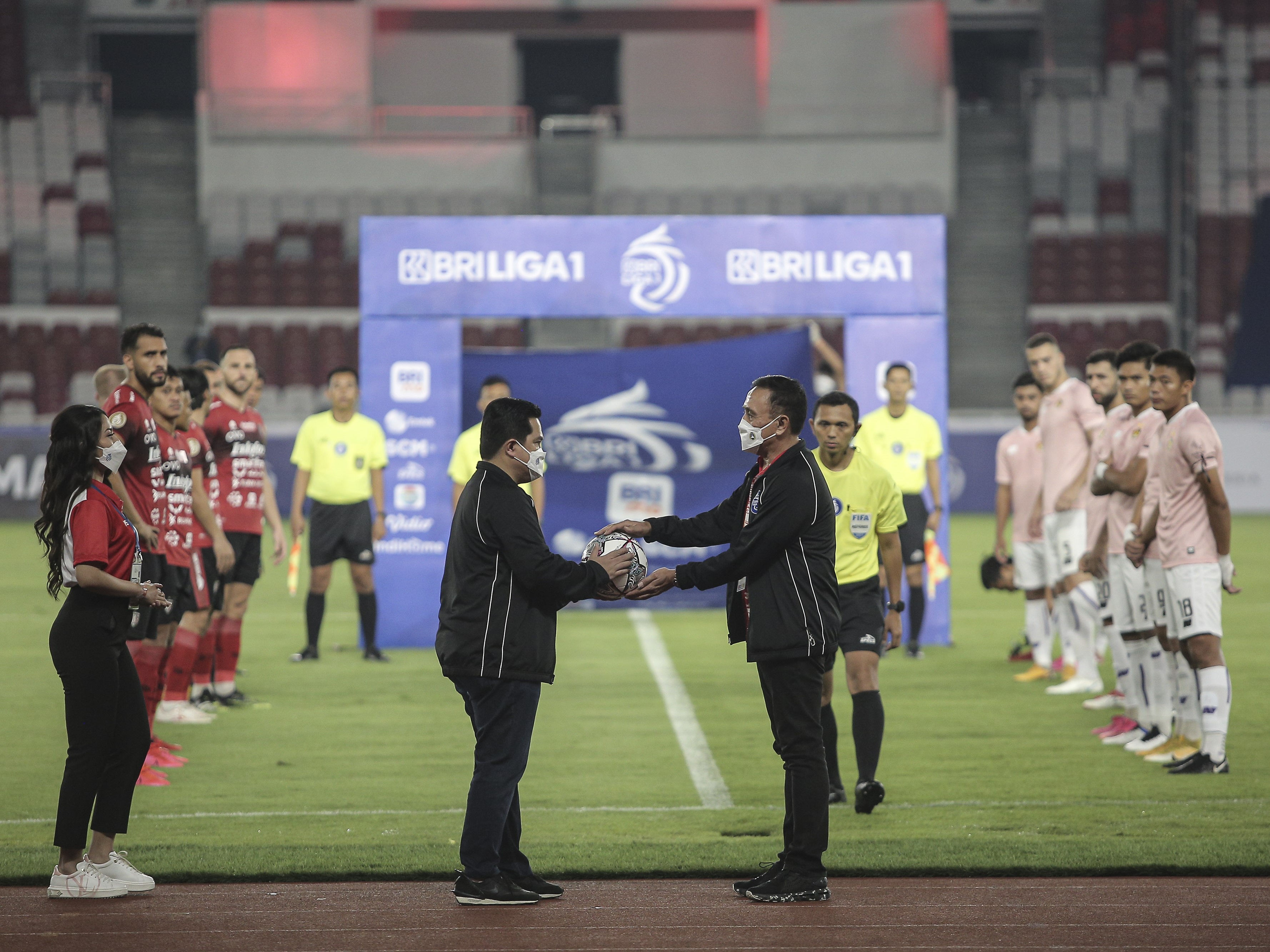Menteri BUMN Erick Thohir (kiri) menyerahkan bola kepada Ketua Umum PSSI Mochamad Iriawan saat membuka Kompetisi BRI Liga 1 2021-2022.