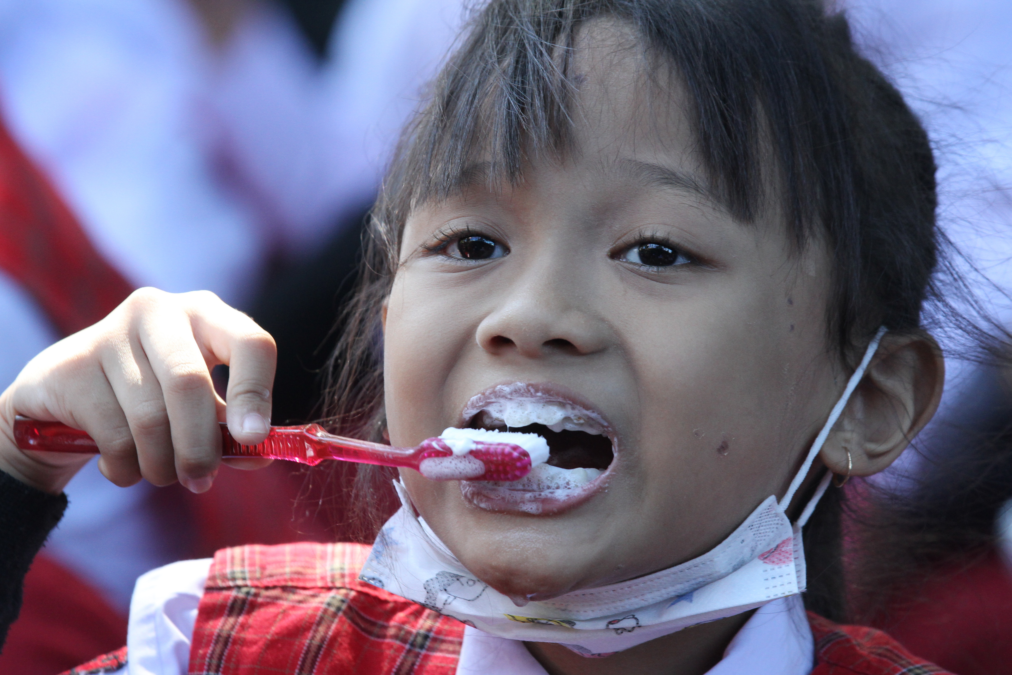 Siswa mengikuti kegiatan sikat gigi massal dalam peringatan Hari Kesehatan Gigi Nasional di SDN Tanjungrejo 5, Mergan, Malang, Jawa Timur.