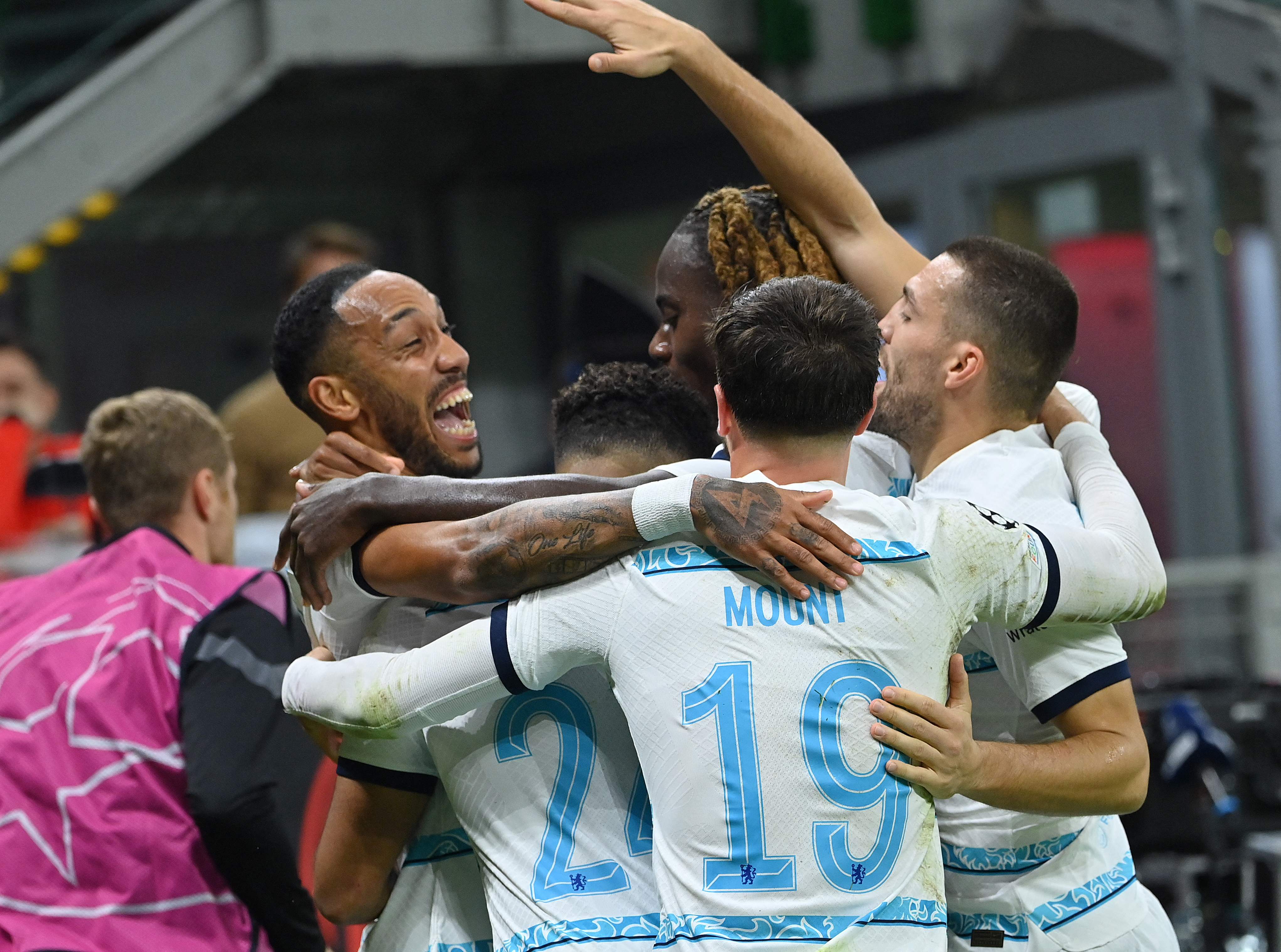 Penyerang Chelsea Pierre-Emerick Aubameyang (kiri) melakukan selebrasi usai mencetak gol ke gawang AC Milan di laga Liga Champions.