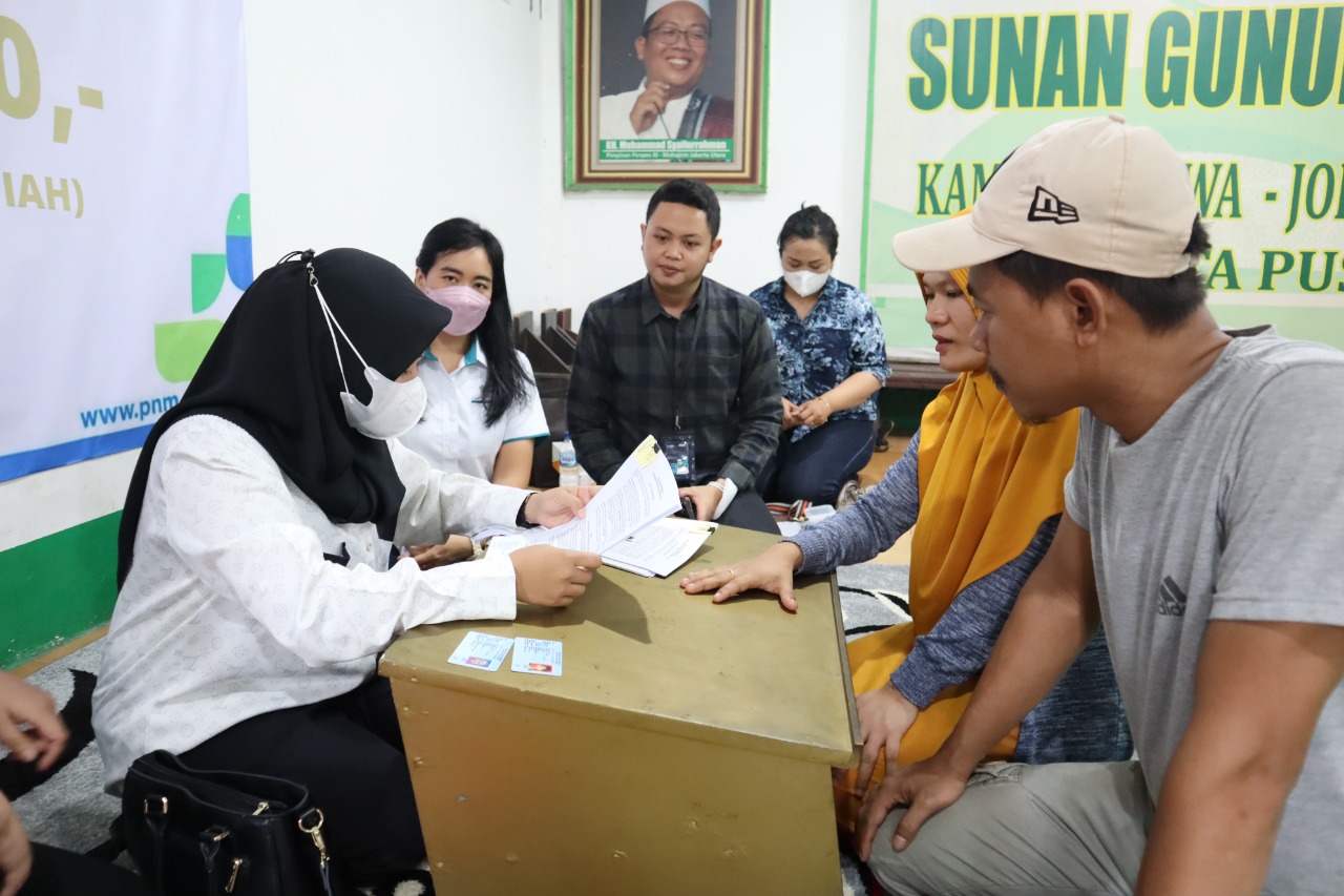 Penyaluran program Pendanaan Usaha Mikro Kecil (PUMK) kepada kelompok usaha tempe di Kp Sawah, Kecamatan Johar Baru, Jakarta Pusat.