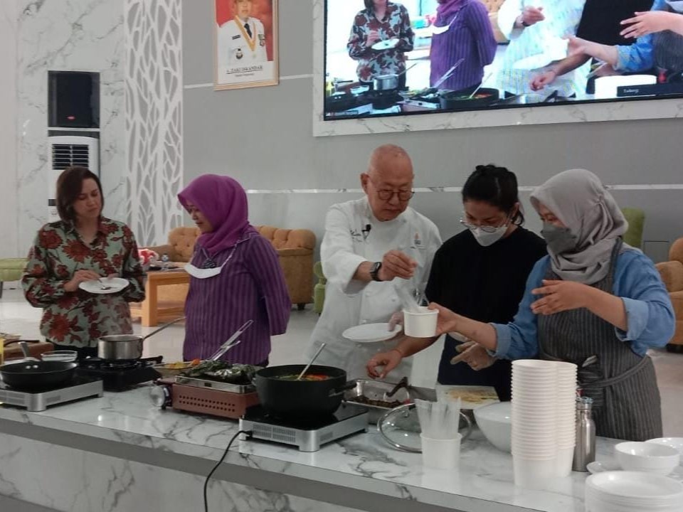 Pakar kuliner Indonesia, William Wirjaatmadja Wongso, berbagi resep masakan Nusantara ke Tim Penggerak PKK Kabupaten Tangerang.