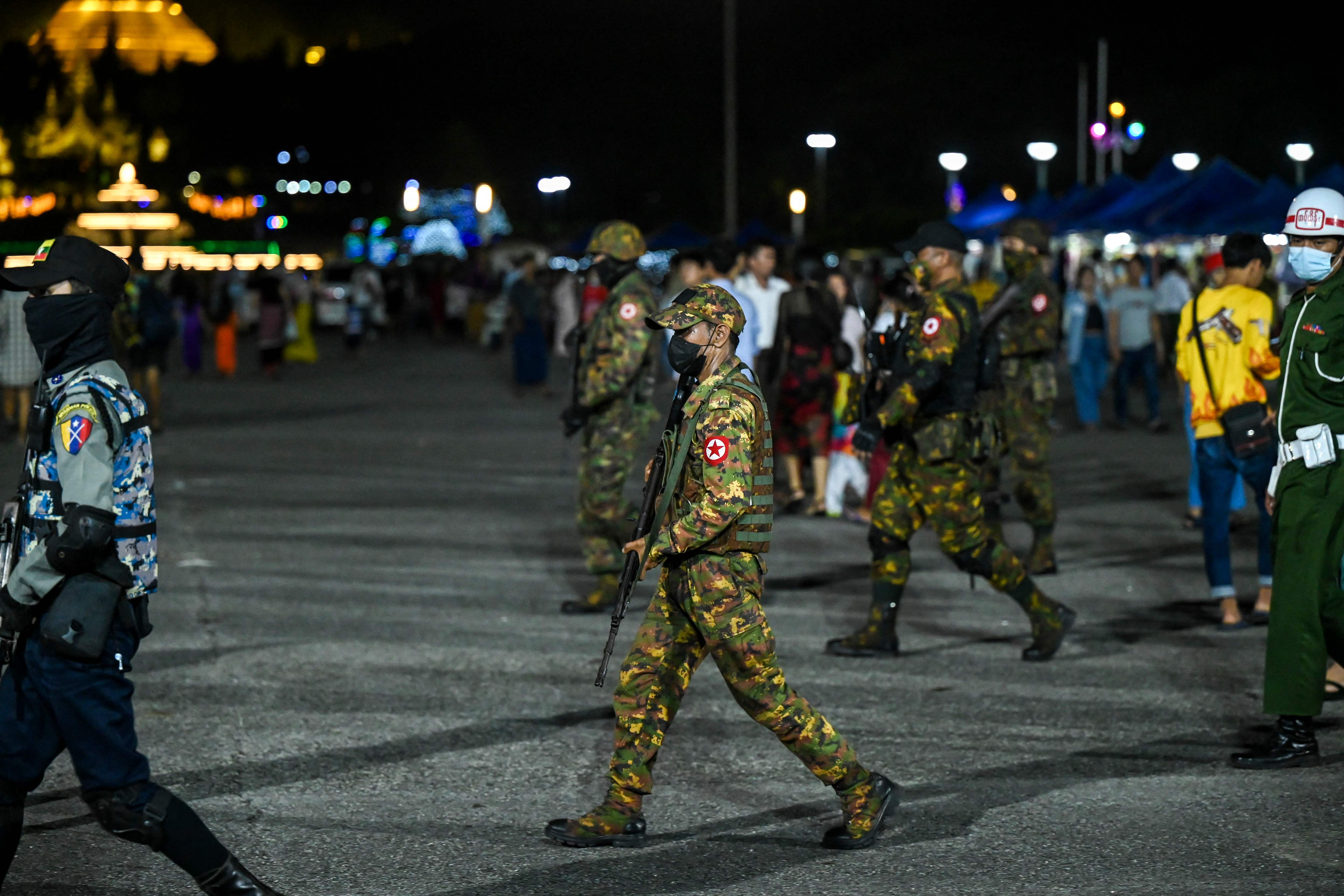 Aparat keamanan Myanmar menyerbu Taman dan Lapang Rakyat saat digelar Festival di Yangon, Myanmar, Minggu (9/10/2022).