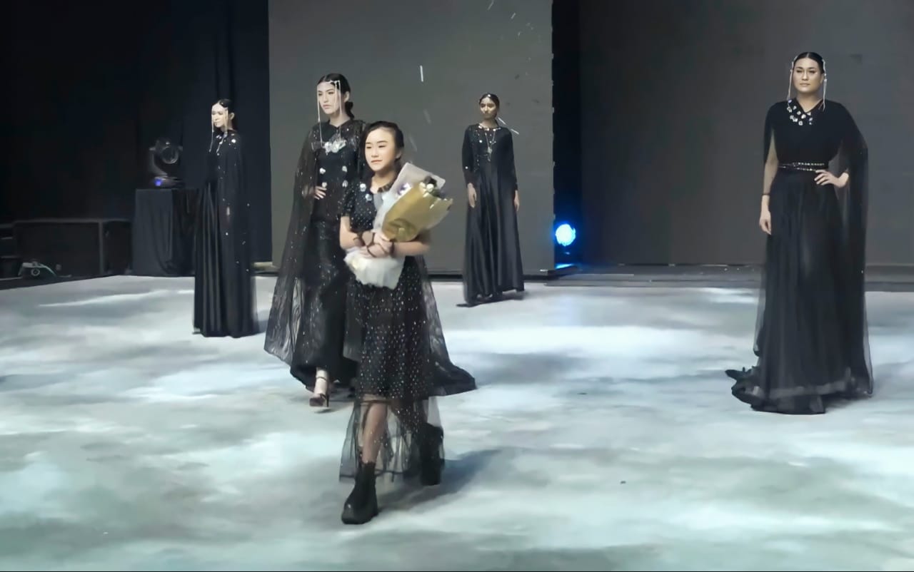 Michelle Liu dan busana hasil rancangannya yang diperagakan model