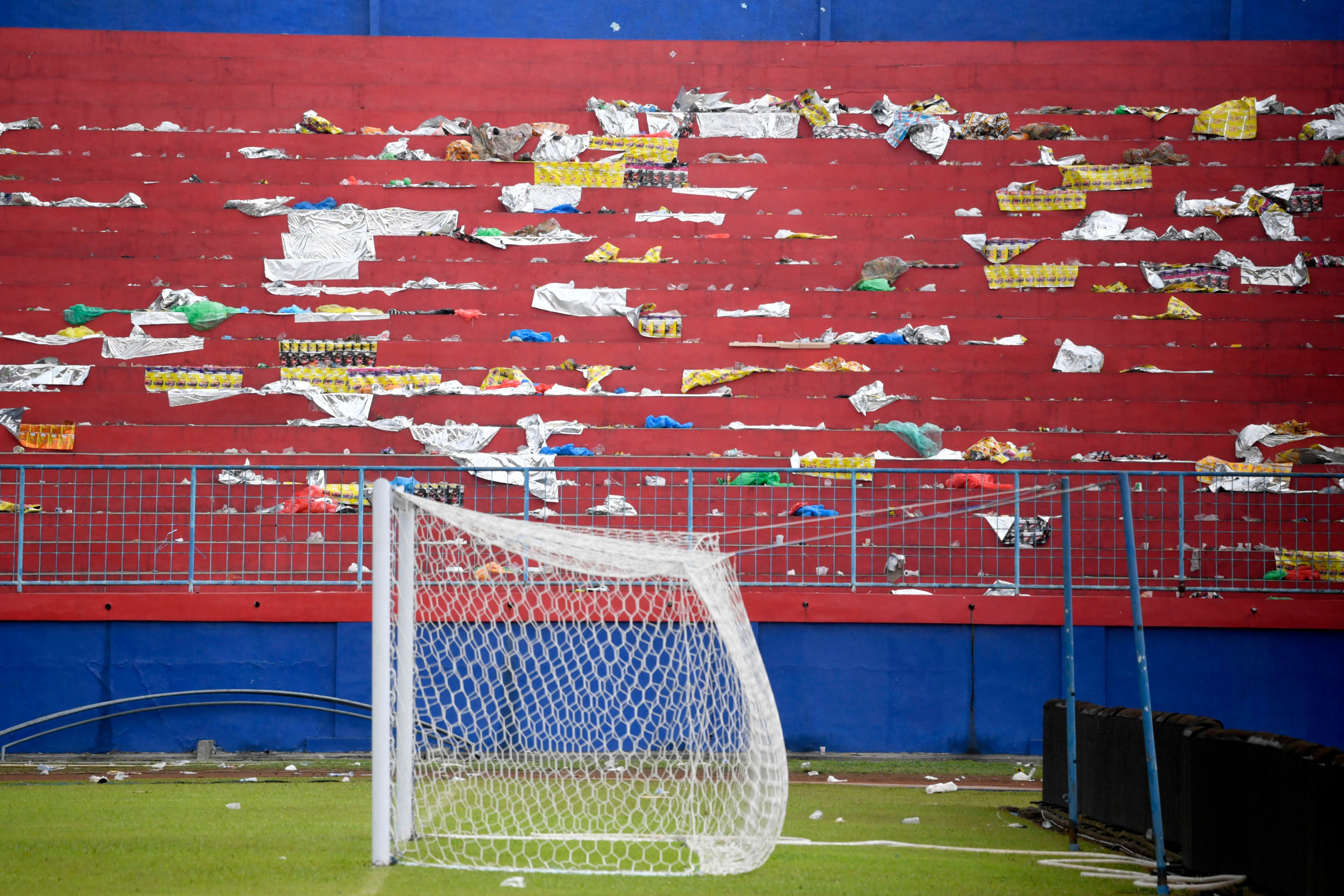 Kondisi tribun penonton Stadion Kanjuruhan seusai kerusuhan.