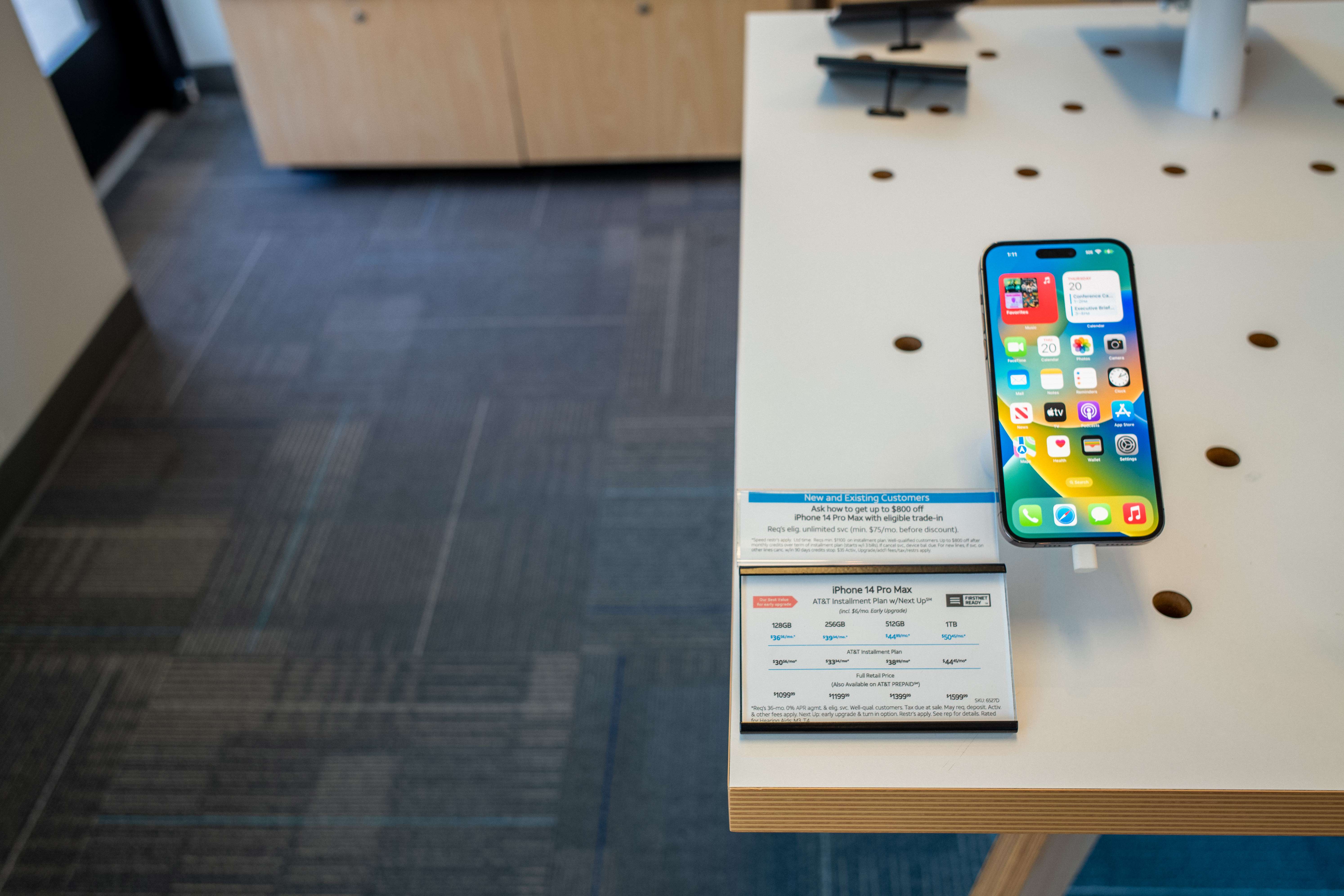 Sebuah ponsel iPhone 14 Pro Mac terlihat di sbeuah toko ponsel.