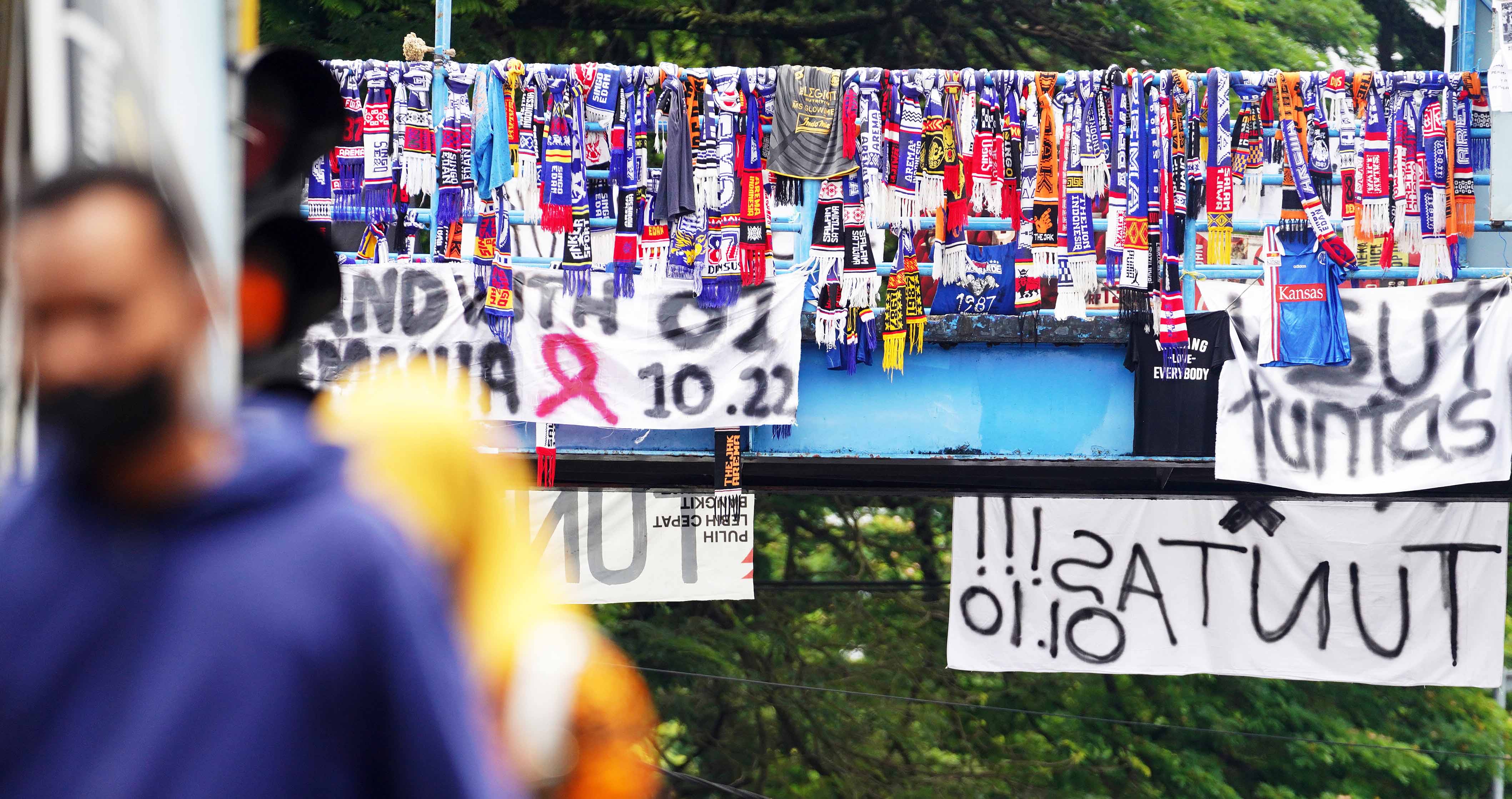 Syal Aremania sebagai ungkapan duka diikatkan di jembatan penyeberangan orang Jl Jenderal Ahmad Yani, Malang, Jawa Timur, Kamis (6/10).