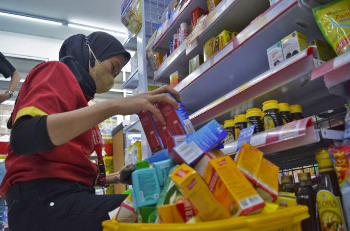 Pegawai minimarket mengumpulkan sejumlah obat sirup yang mengandung paracetamol.