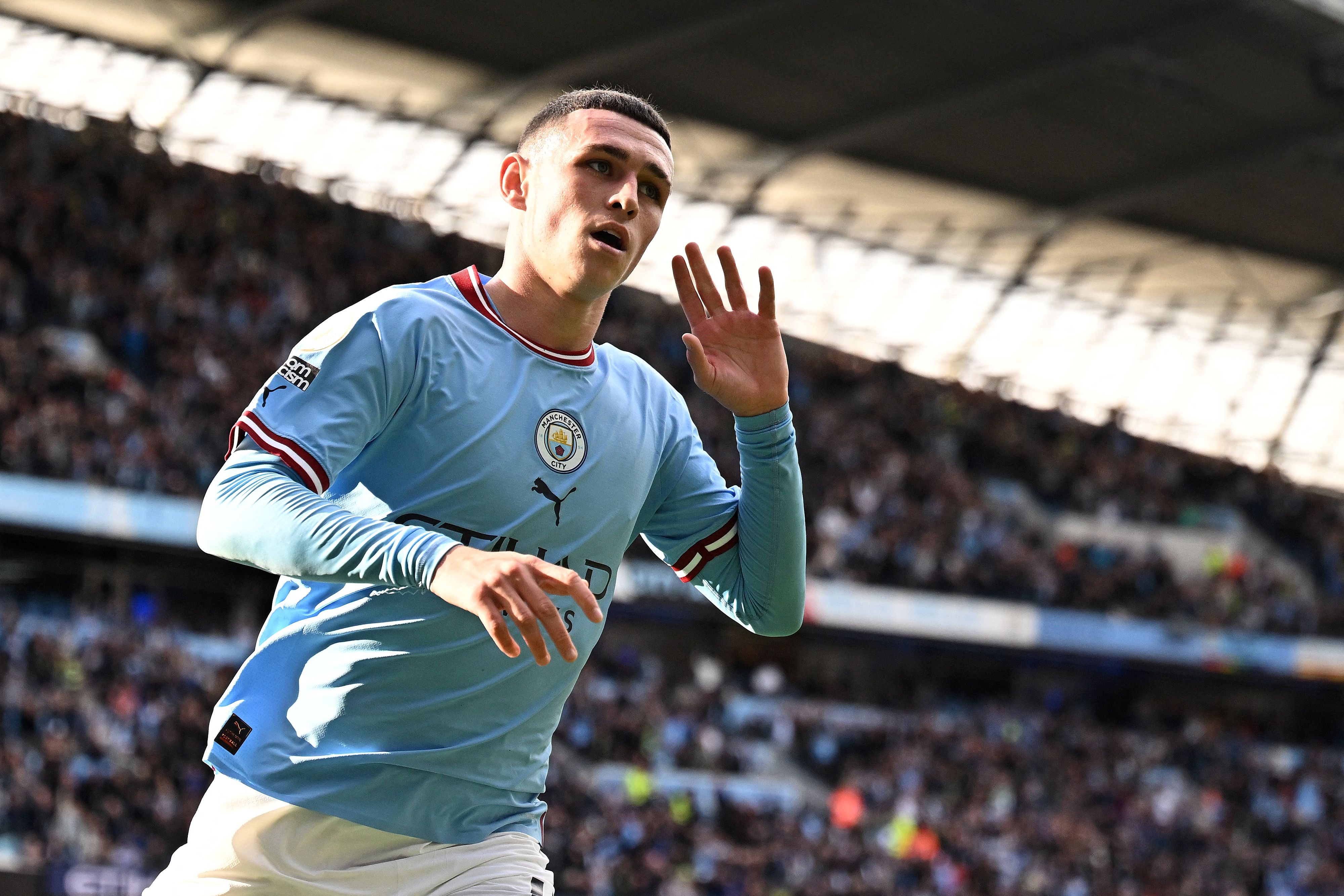 Gelandang berbakat Manchester City Phil Foden berselebrasi usai menyumbangkan gol bagi timnya.